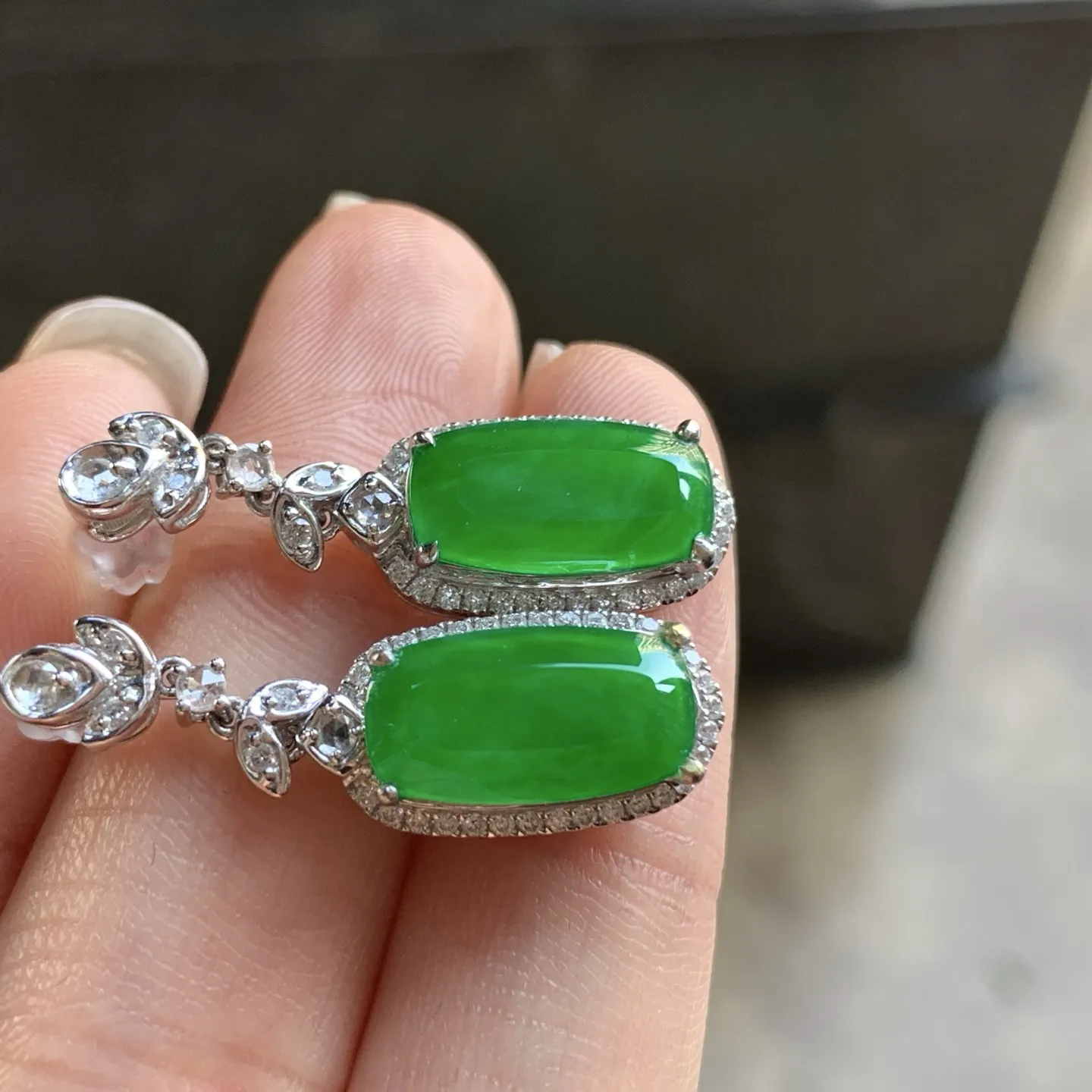 金钻镶嵌辣绿色耳坠^_^颜色浓郁 鲜艳