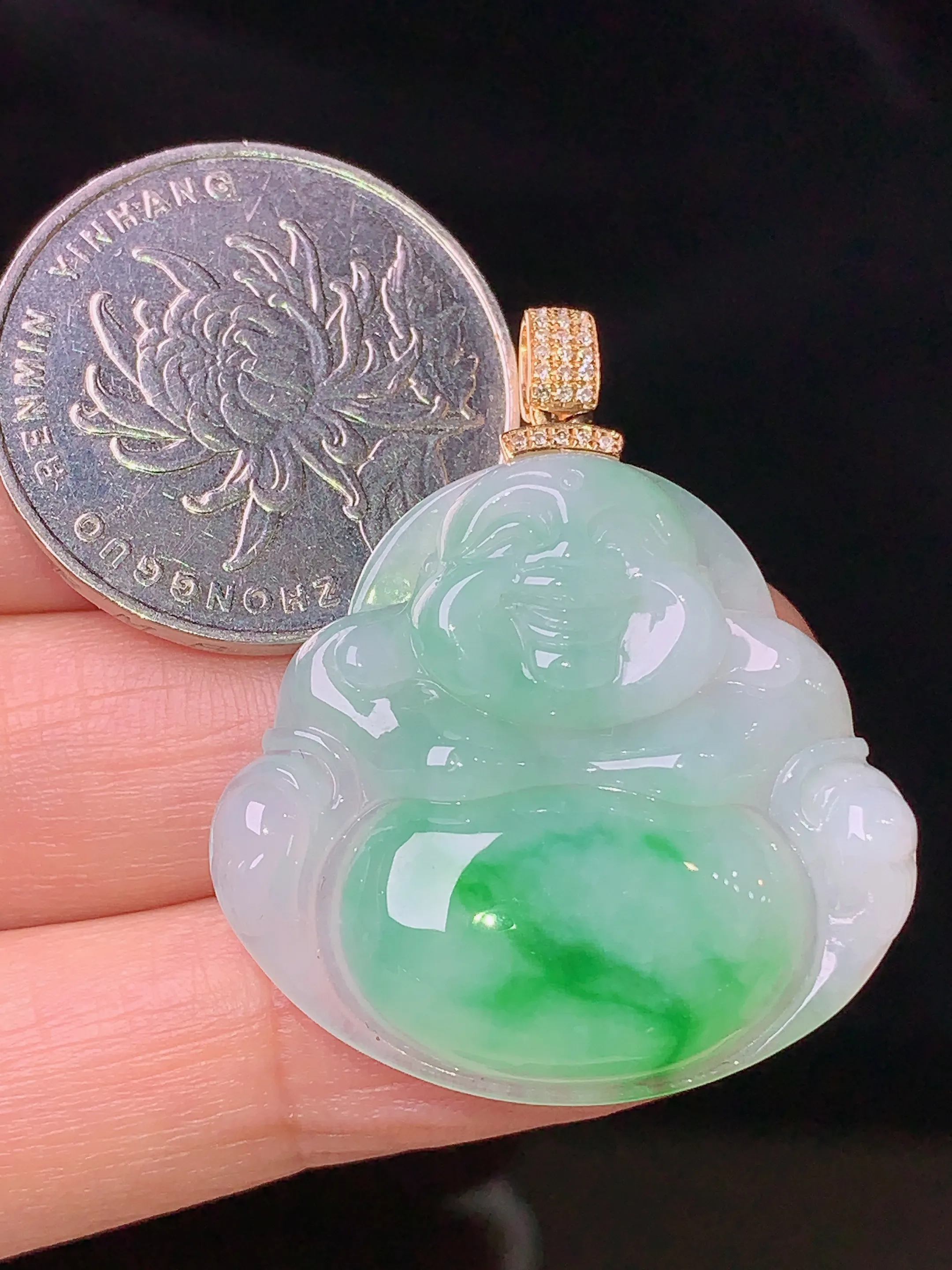 18k金钻镶嵌飘绿佛公吊坠 玉质细腻 色泽艳丽 水润亮眼  整体尺寸36.5*30.8*6