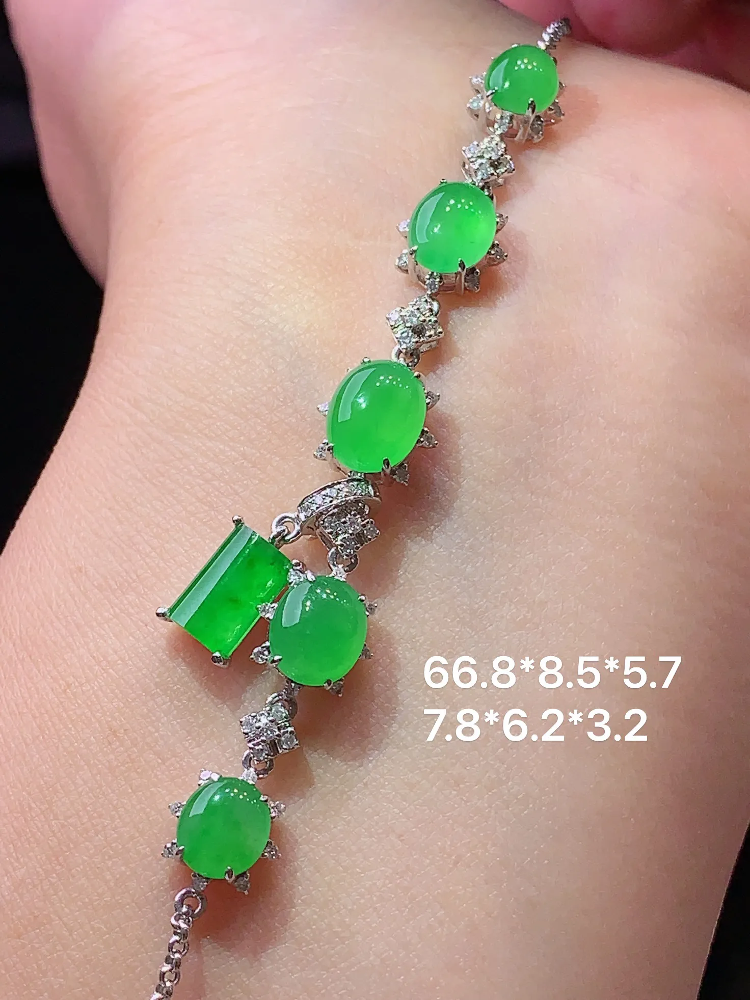 18k金钻镶嵌满绿蛋面吊坠两用款 玉质细腻 水润亮眼 色泽艳丽 整体尺寸66.8*8.5*5.7