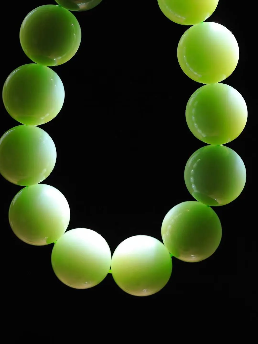 【珠圆玉润.手串】

典藏级臻品️和田玉碧玉猫眼珠圆玉润手串 玉质温润细腻  整串打磨圆润，佩戴舒适。珠珠落玉盘，间关莺语花底滑，一生美好时光，无论身在何处，都有它相伴相守。事事顺遂，幸福美满，吉祥如意。重108.6克 尺寸取一17.4mm  FDT-161042813