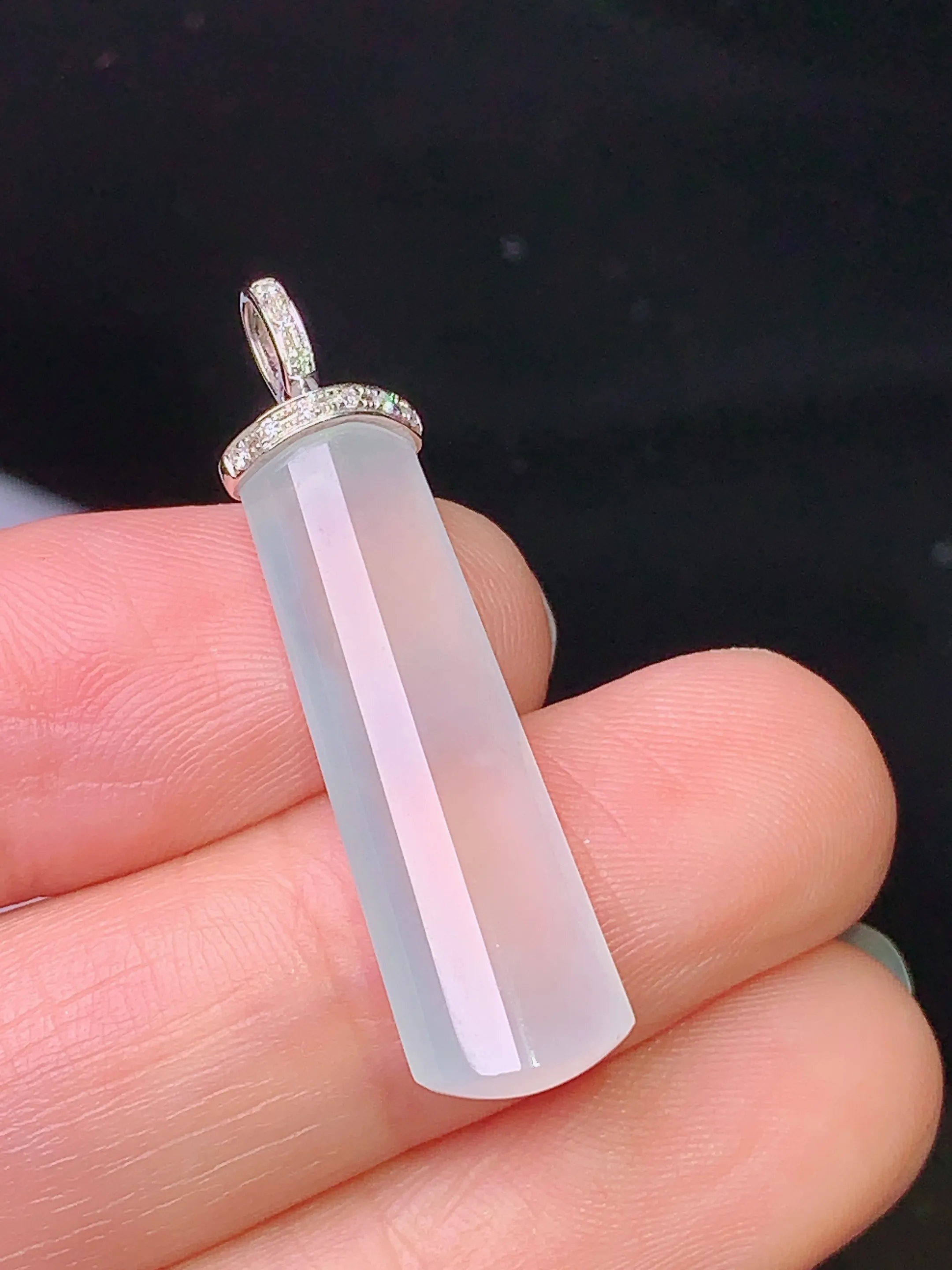 18k金钻镶嵌冰种玉柱吊坠 玉质细腻 水润亮眼  整体尺寸33*8.6*4.7