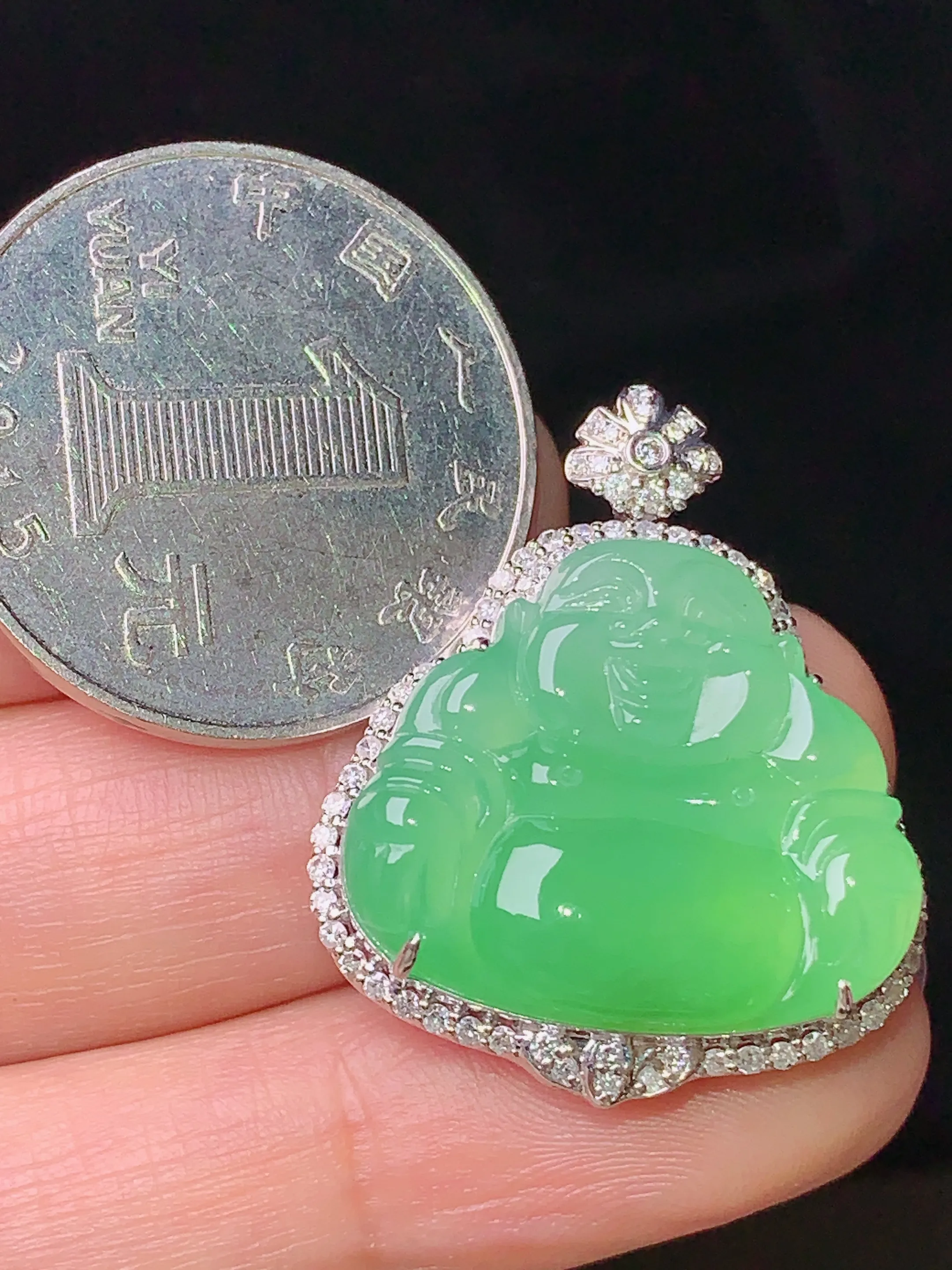 18k金钻镶嵌翠绿佛公吊坠 玉质细腻 水润亮眼 色泽艳丽 整体尺寸29.3*24*9