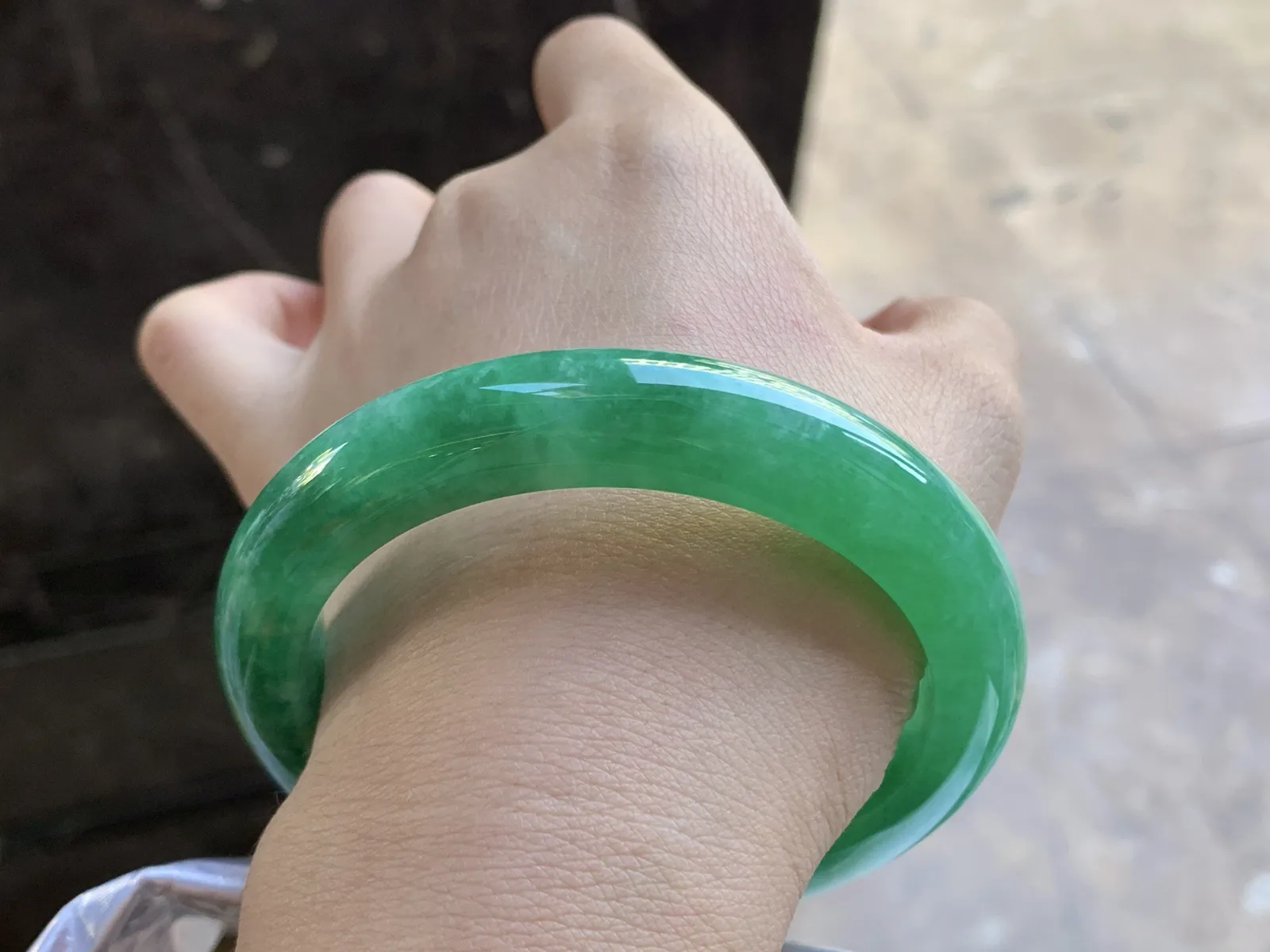 59.5-11.5-9.3

浓绿色手镯^_^鲜艳 玉质温润