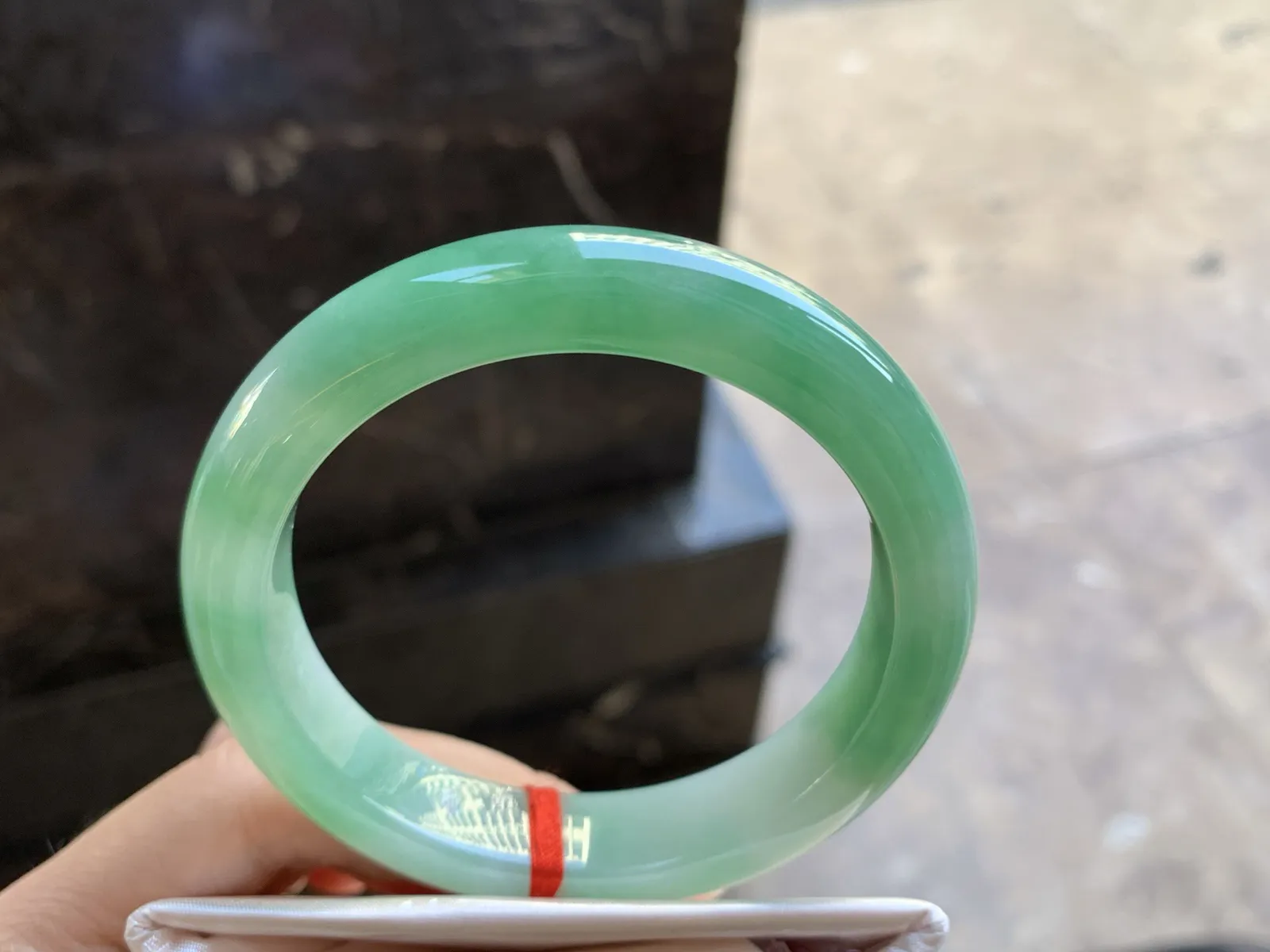 56.5-12.5-8.8

阳绿色手镯^_^玉质温润 色阳细腻