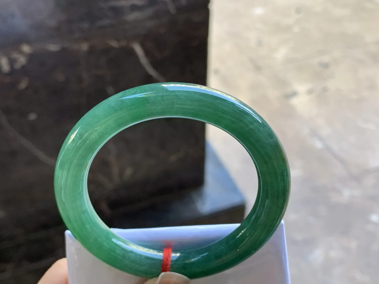 53-10

浓绿色圆条手镯^_^颜色鲜艳 玉质温润