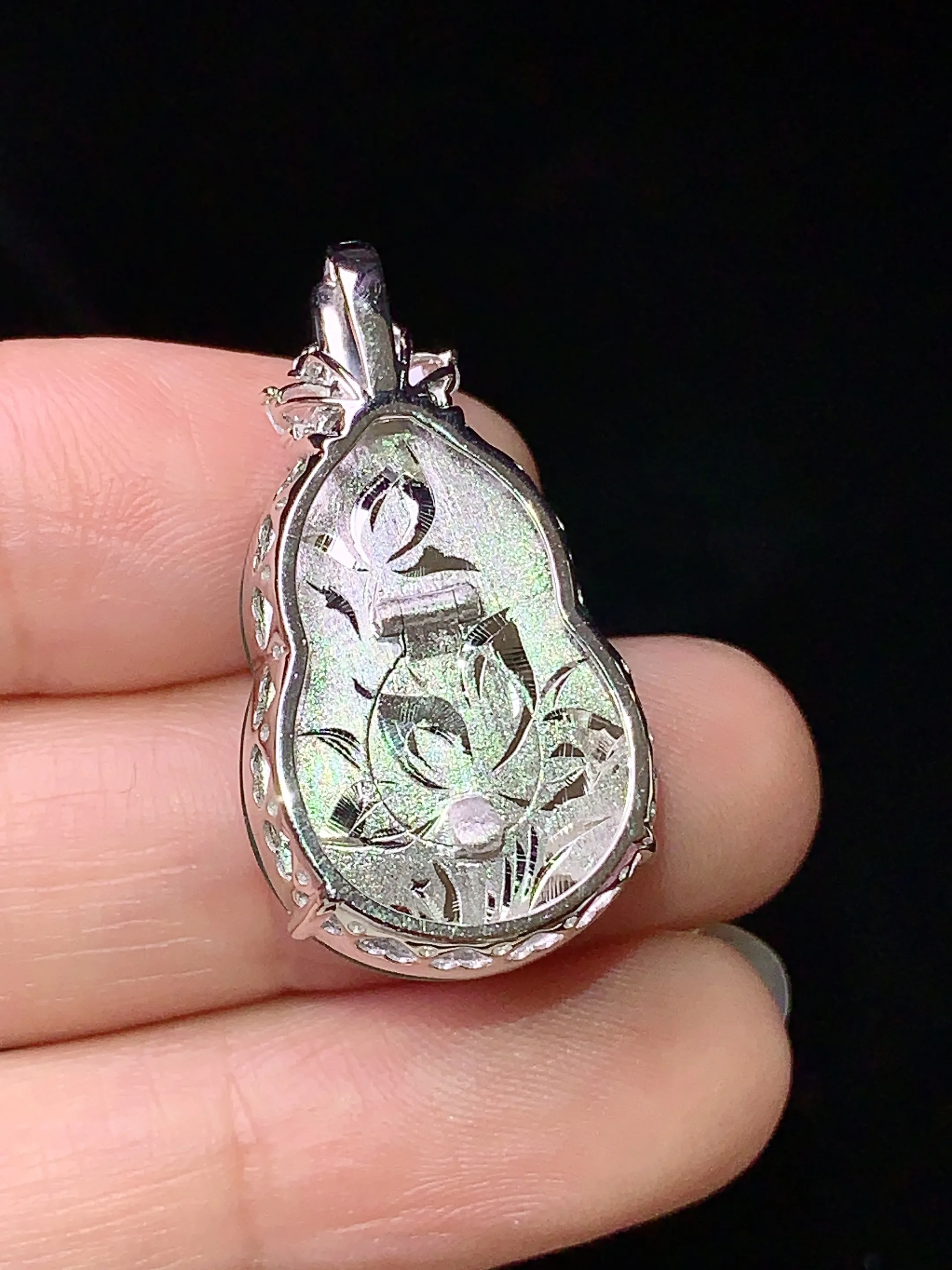 18k金钻镶嵌翠绿葫芦吊坠 玉质细腻 水润亮眼 色泽艳丽 整体尺寸29.5*16*9.7