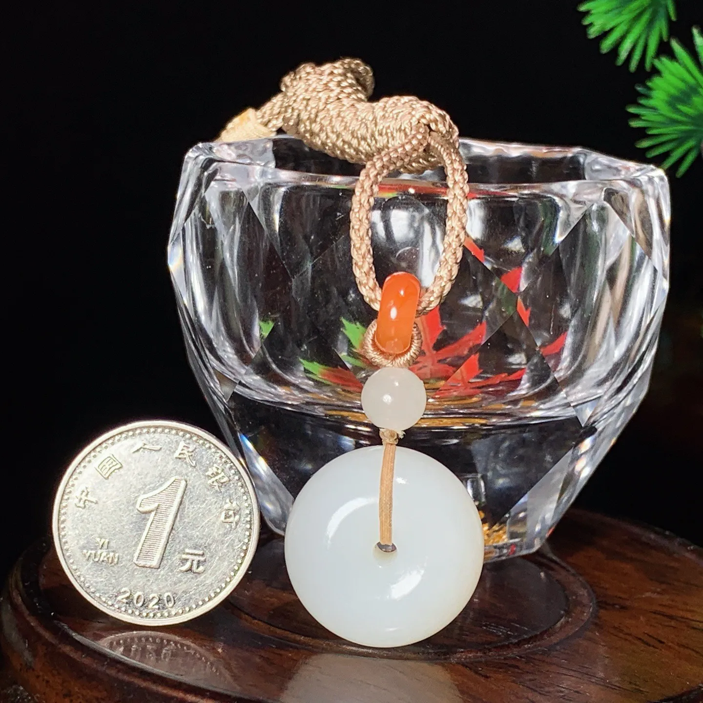 新疆和田玉羊脂白平安扣挂件。尺寸22/12！白度一级。无裂无杂 玉质细腻油润 底色纯净 脂粉好，品质好。lt251027