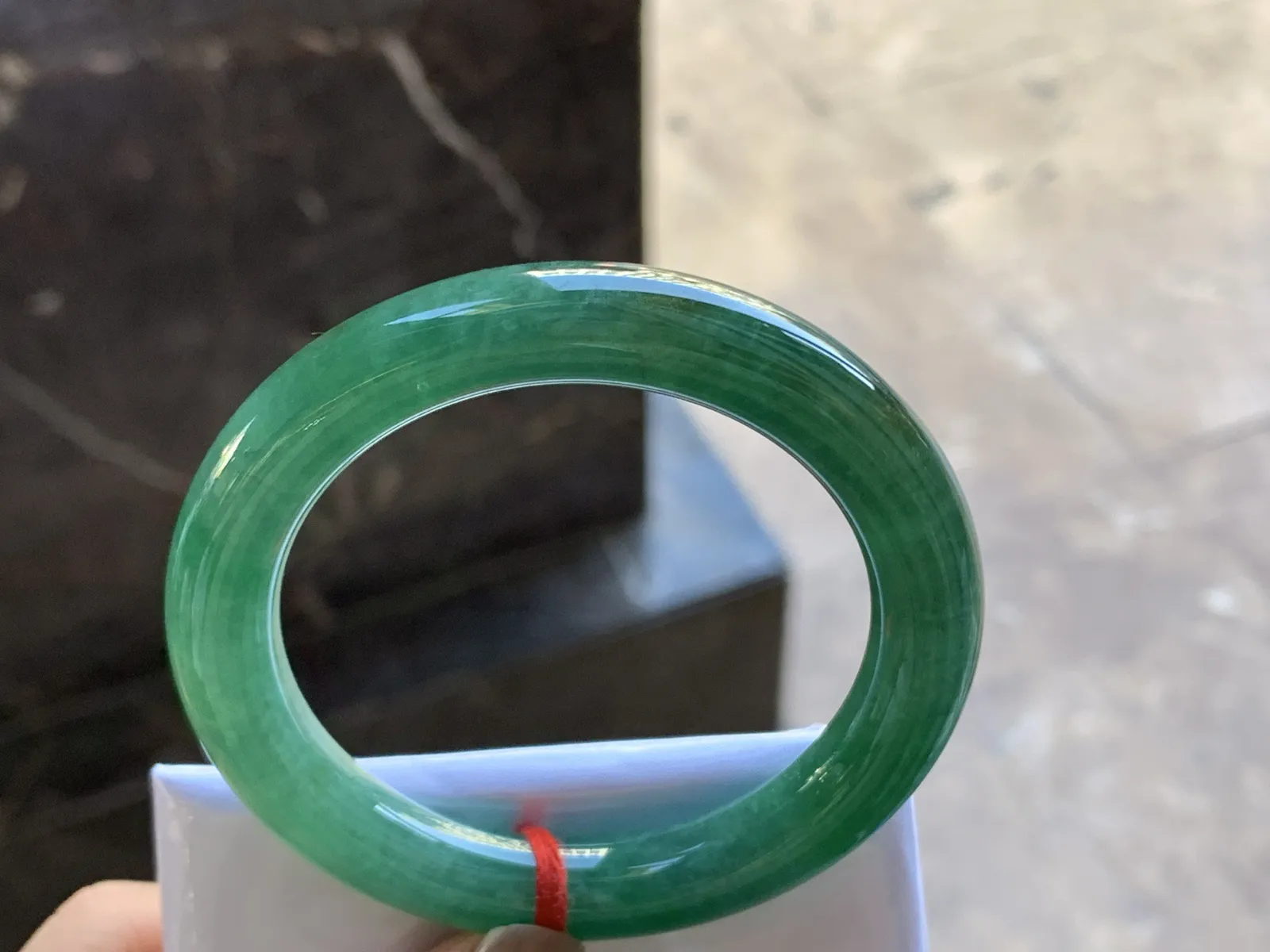 53-10

浓绿色圆条手镯^_^颜色鲜艳 玉质温润