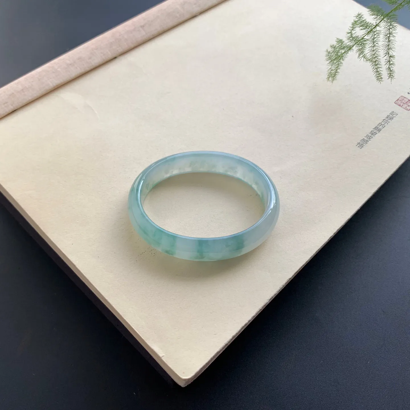 53.2圈口冰飘花贵妃手镯 尺寸：53.2-44-12.2-6，无纹裂，水润起胶，花色灵动