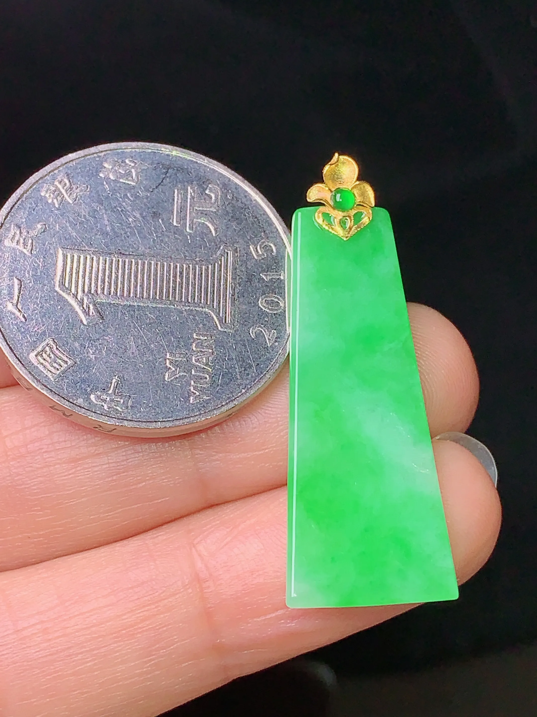 18k金镶嵌翠绿无事牌吊坠 玉质细腻 水润亮眼  整体尺寸35.5*12.5*2