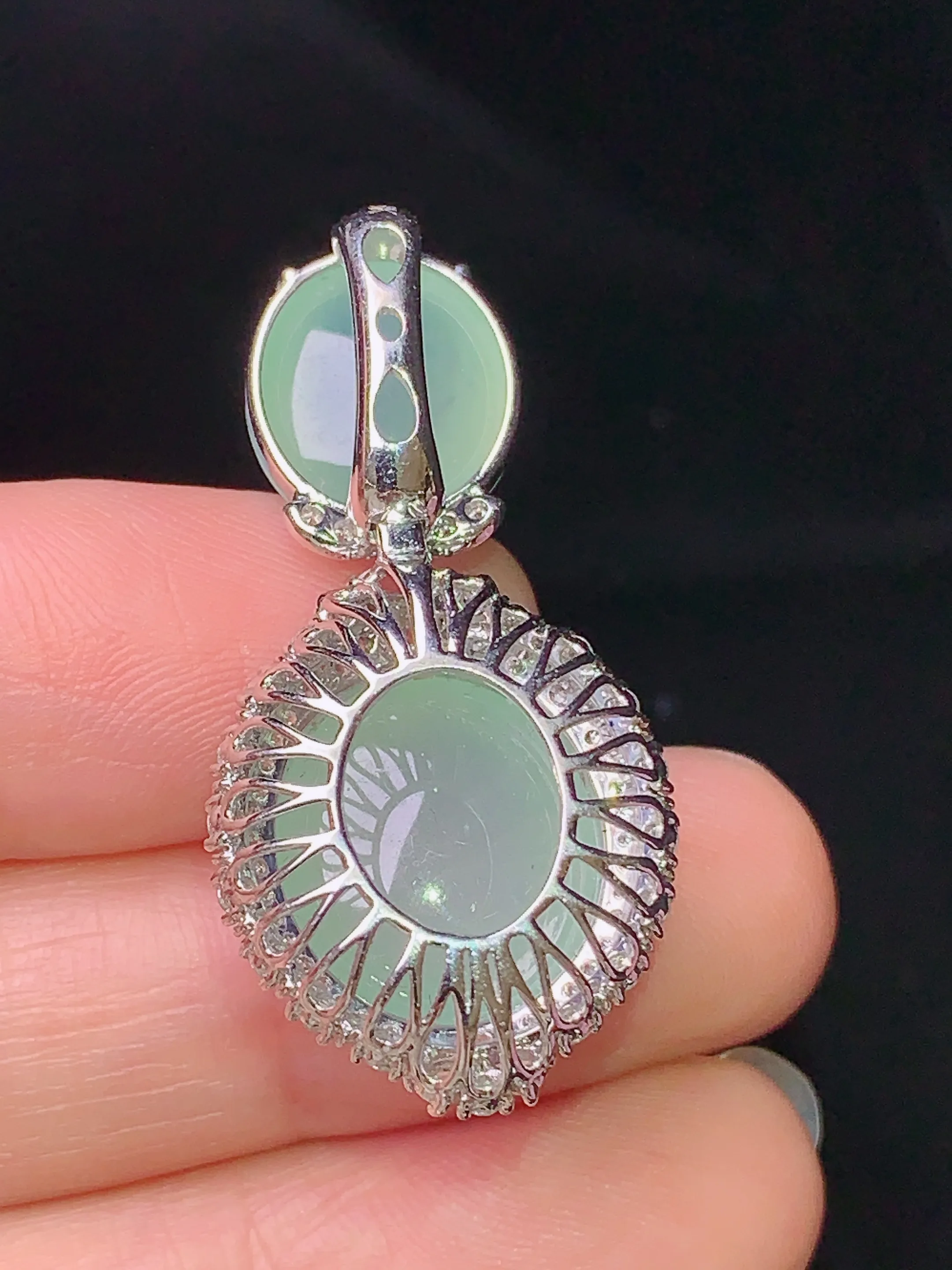 18k金钻镶嵌浅绿蛋面组合吊坠 玉质细腻 水润亮眼  整体尺寸35*17.5*12.8