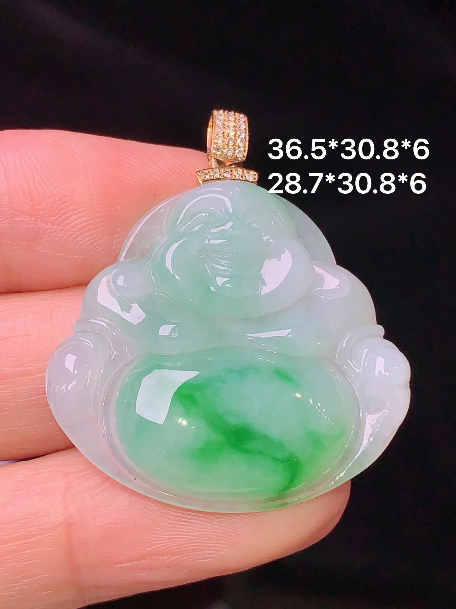 18k金钻镶嵌飘绿佛公吊坠 玉质细腻 色泽艳丽 水润亮眼  整体尺寸36.5*30.8*6