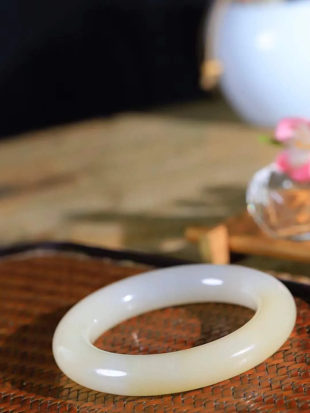 【玉佳人·手镯】

收藏级️和田玉糖白玉圆条手镯 ，玉质细腻油润，做工细致精美，端庄素雅，亭亭玉立，芊芊素手。芊芊素手，怎能忘镯？秀美圆条，更显婀娜。内径54.5mm 尺寸12.4-12.7mm重81克 691052884T