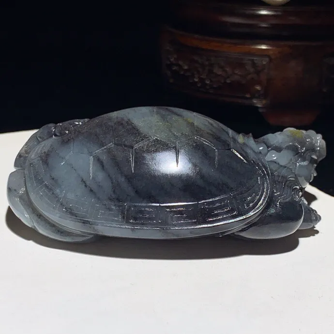 新疆和田玉籽料青花富贵长寿龙龟挂件。尺寸83/45/30重170.5克 无裂无杂 玉质细腻油润 底色纯净 脂粉好，品质好。lt251025