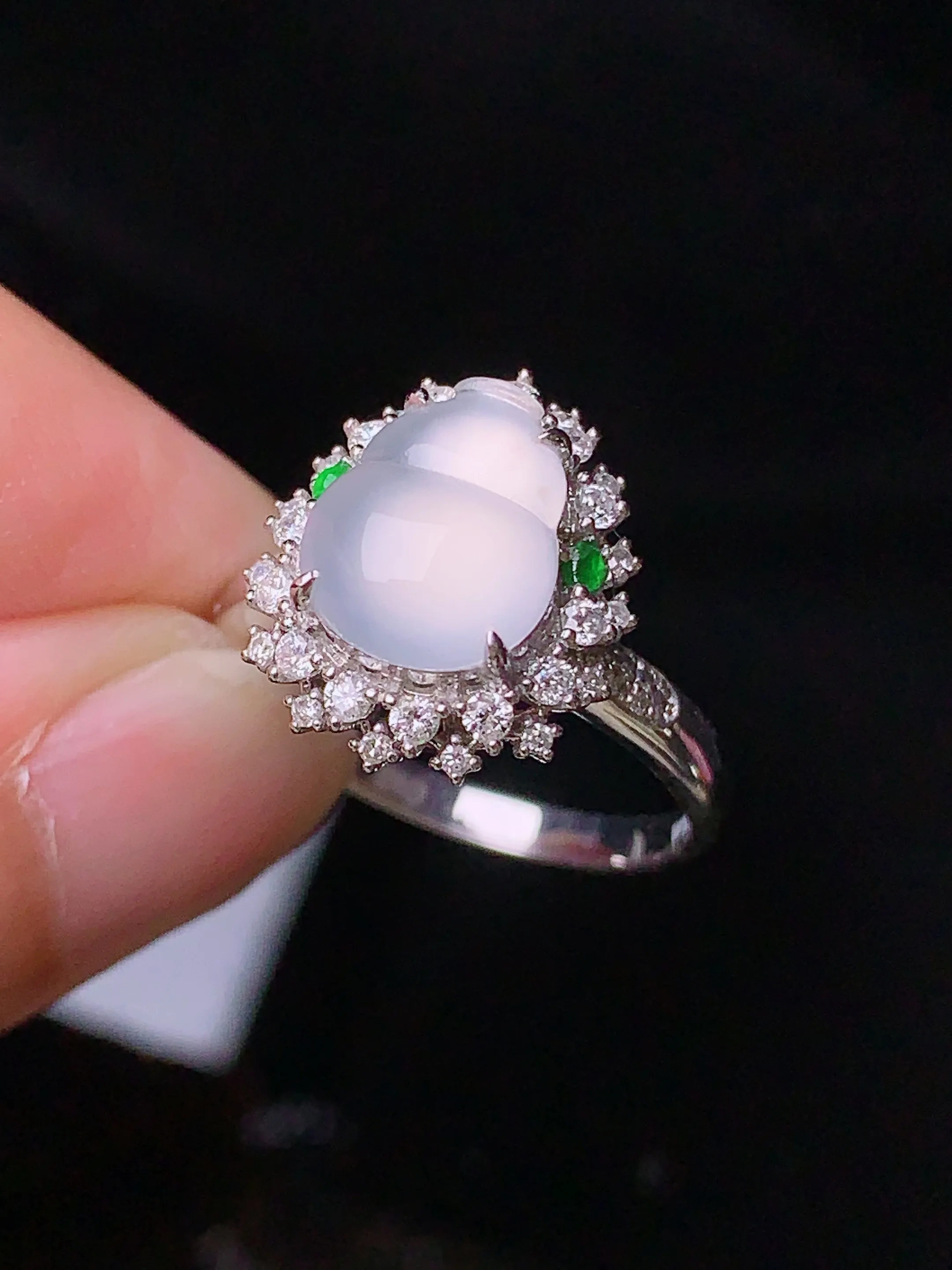 18k金钻镶嵌冰种葫芦戒指 玉质细腻 水润亮眼  圈口14.5 整体尺寸14.5*12.5*9.8