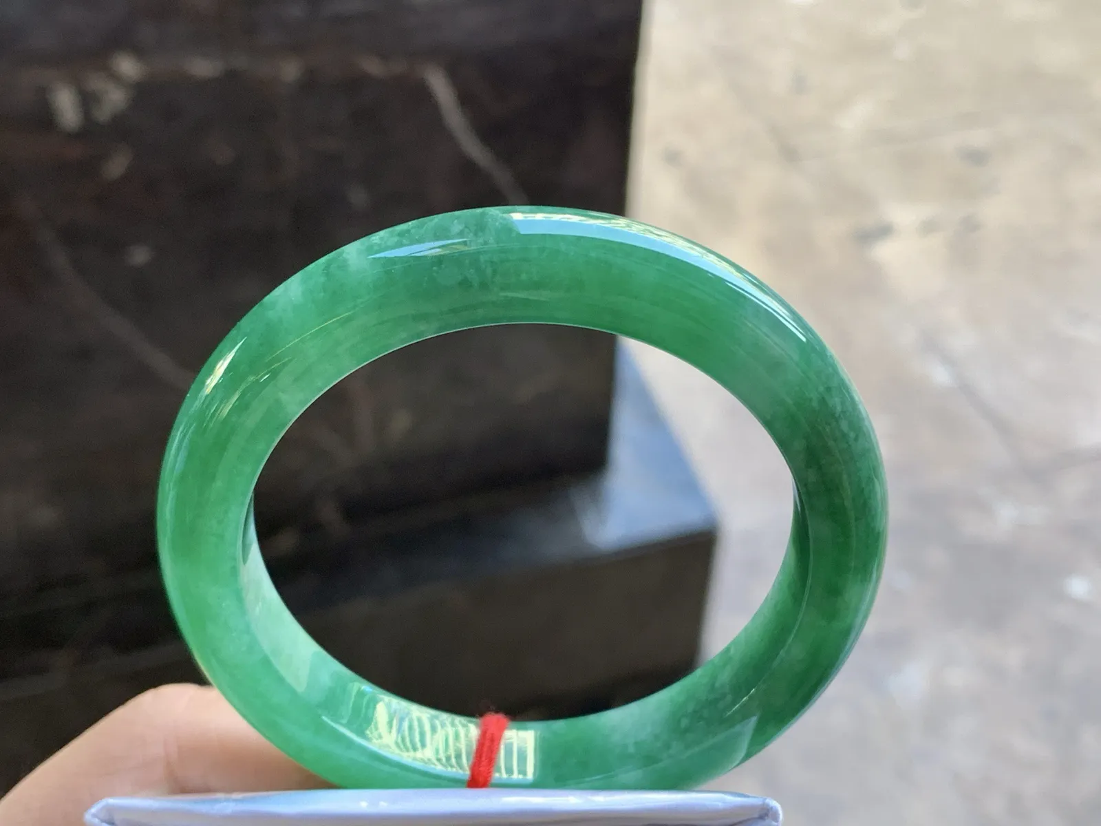 59.5-11.5-9.3

浓绿色手镯^_^鲜艳 玉质温润