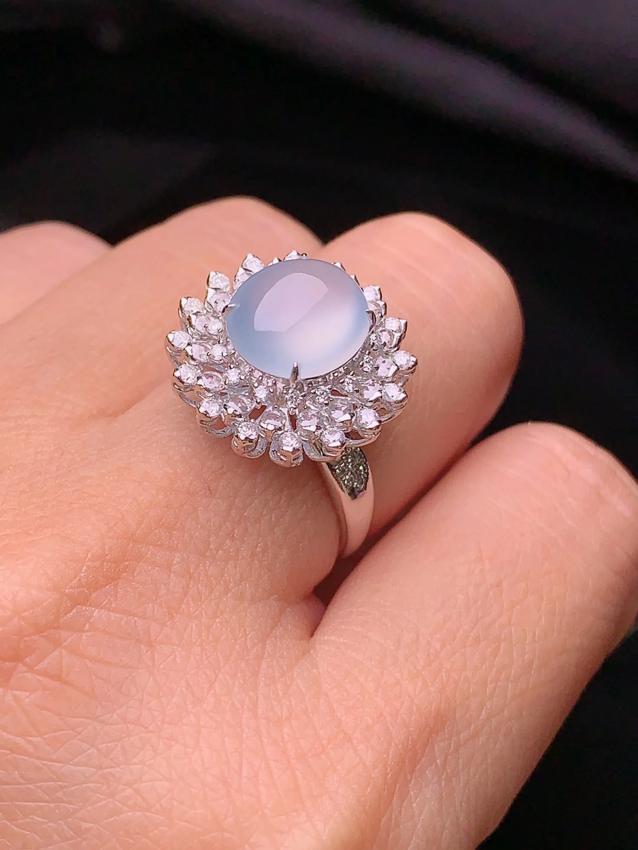 18k金钻镶嵌冰种蛋面戒指 玉质细腻 水润亮眼  圈口13 整体尺寸17.3*11.7