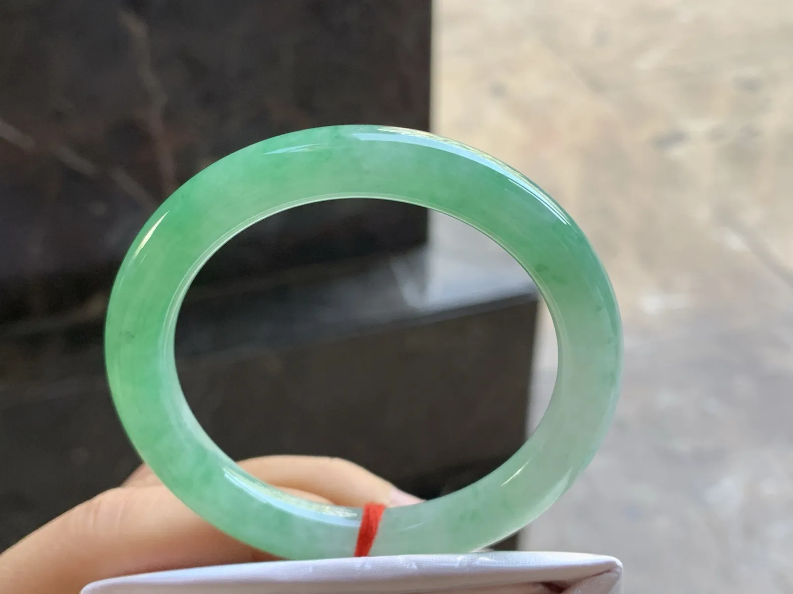 51.5-8.8

阳绿色圆条手镯^_^色阳 玉质温润