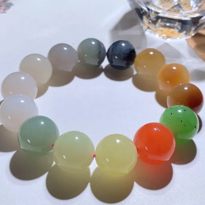 新疆和田玉多宝圆珠手串 。单颗尺寸16重88.5克 玉质细腻油润  冰透水润  脂粉好，品质好。lt251025有一颗南红