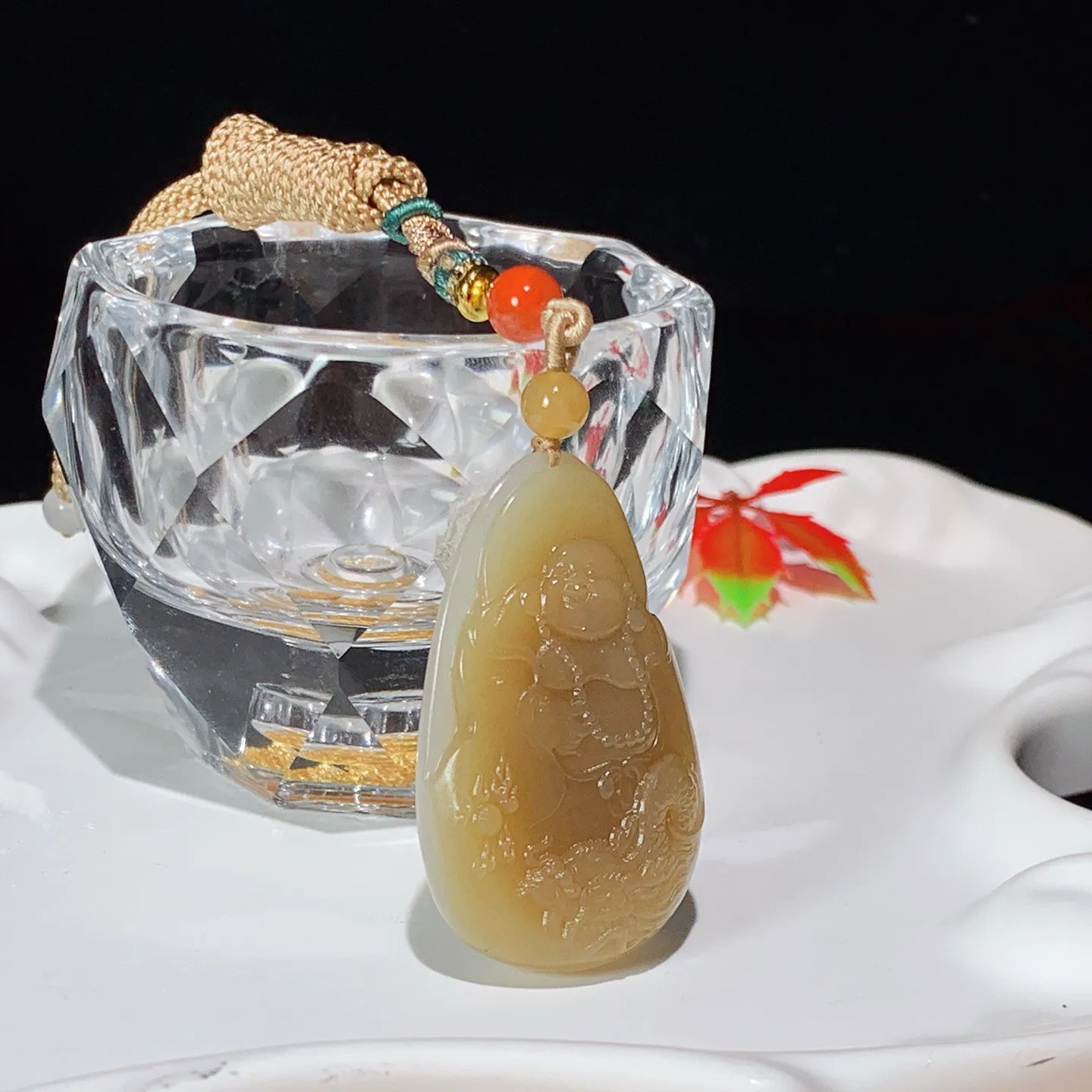 新疆和田玉且末糖佛引福来挂件。尺寸42/27/12重22.8克 无裂无杂 玉质细腻油润 底色纯净 脂