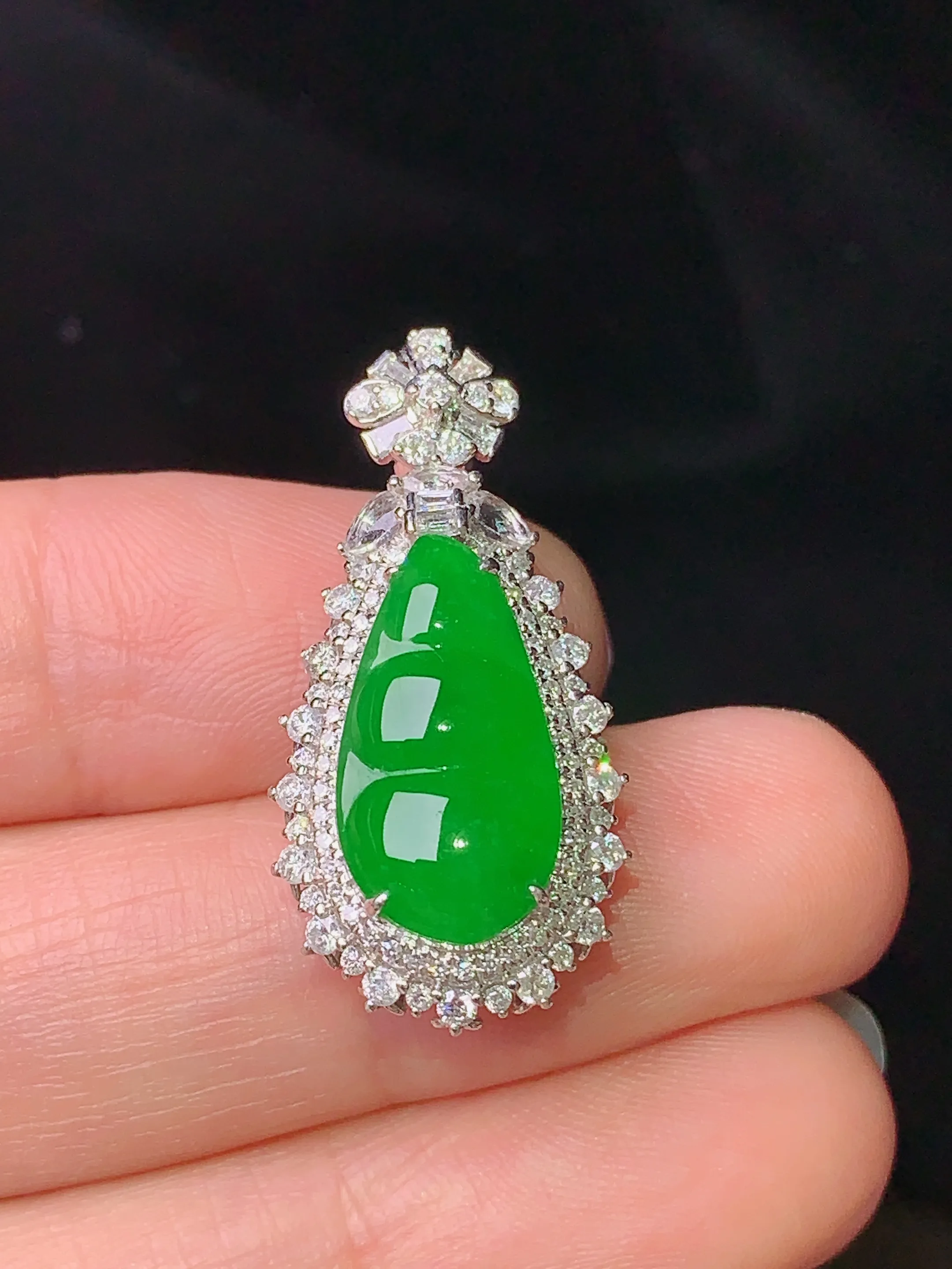 18k金钻镶嵌满绿四季豆吊坠 玉质细腻 水润亮眼  整体尺寸28.8*14*9.5