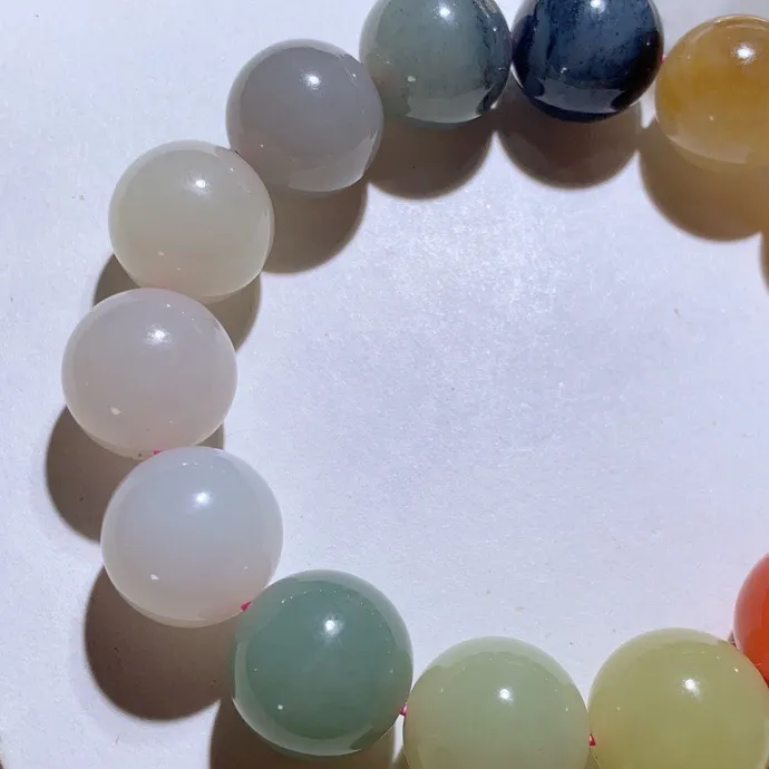 新疆和田玉多宝圆珠手串 。单颗尺寸16重88.5克 玉质细腻油润  冰透水润  脂粉好，品质好。lt251025有一颗南红