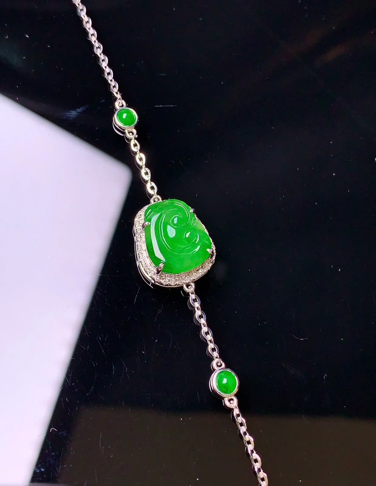 18k金镶嵌满绿如意手链 玉质细腻 色泽清新艳丽 整体尺寸12.5*10.5*4.5