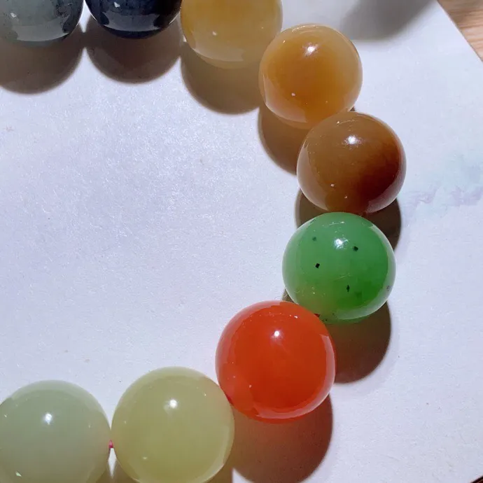 新疆和田玉多宝圆珠手串 。单颗尺寸16重88.5克 玉质细腻油润  冰透水润  脂粉好，品质好。lt