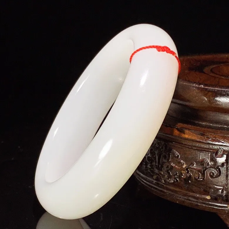 56圈口 新疆和田玉白玉羊脂白玉手镯   羊脂白玉宽版手镯。圈口56条宽17厚10玉质细腻油润 无裂无杂无结构。底色纯净 脂粉好。结构好。品质好！lt251027