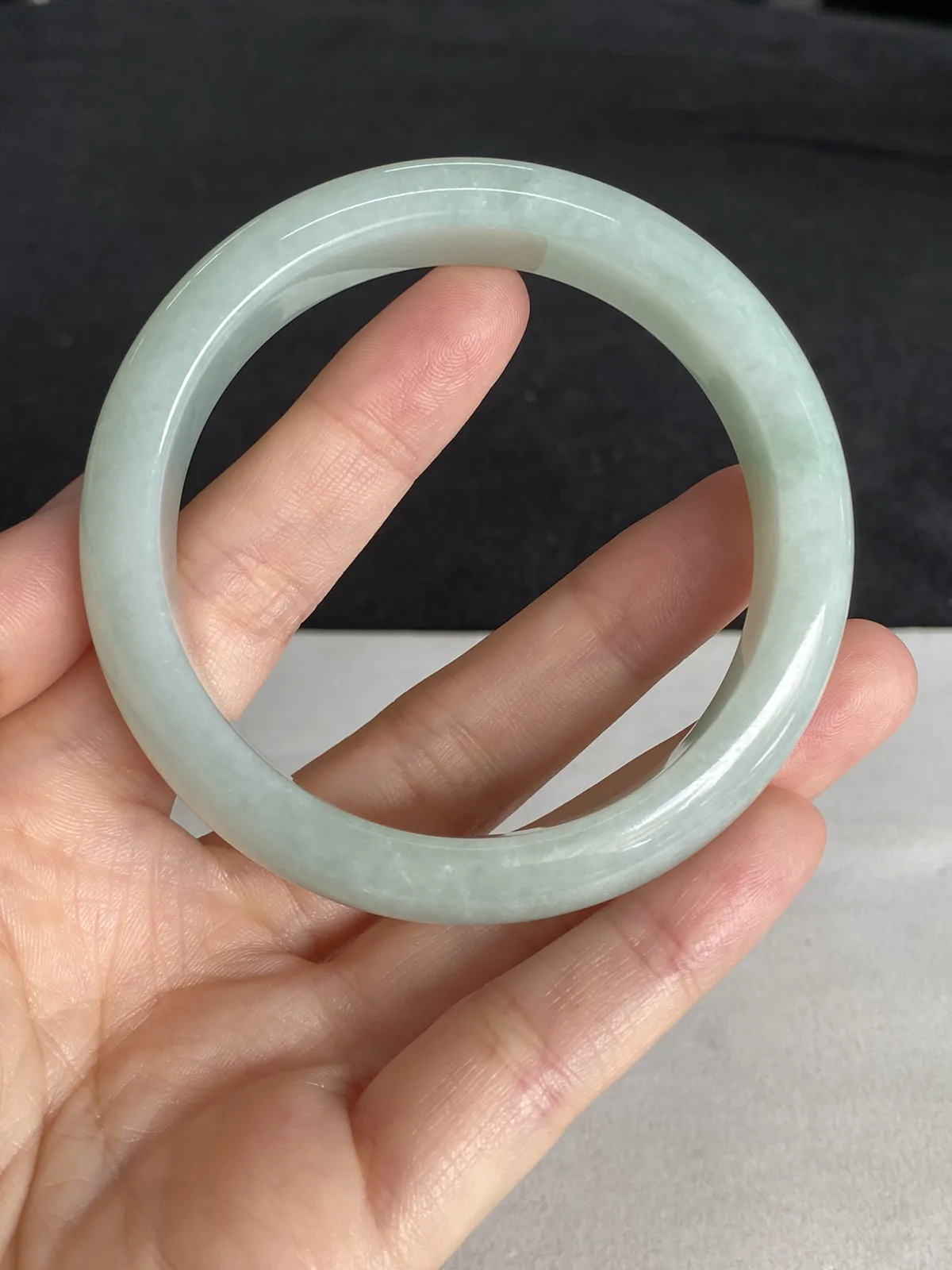 正圈54.9圈口，翡翠糯化种淡绿色手镯