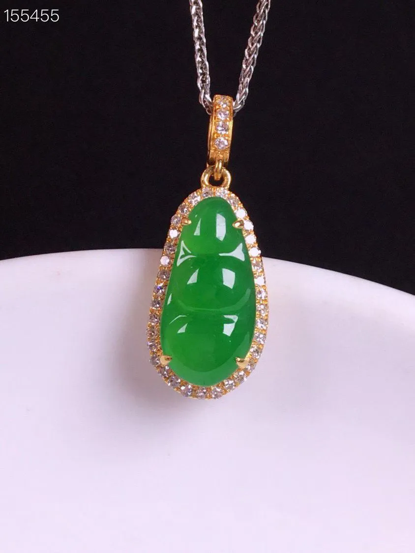 冰种阳绿福豆吊坠、真金真钻镶嵌，种水好，玉质细腻 .裸石尺寸 12.6*6.1