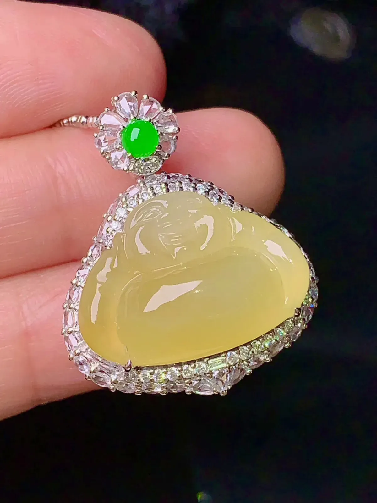 18k金钻镶嵌黄翡佛公吊坠 玉质细腻 色泽艳丽 整体尺寸29.6*24.5*13