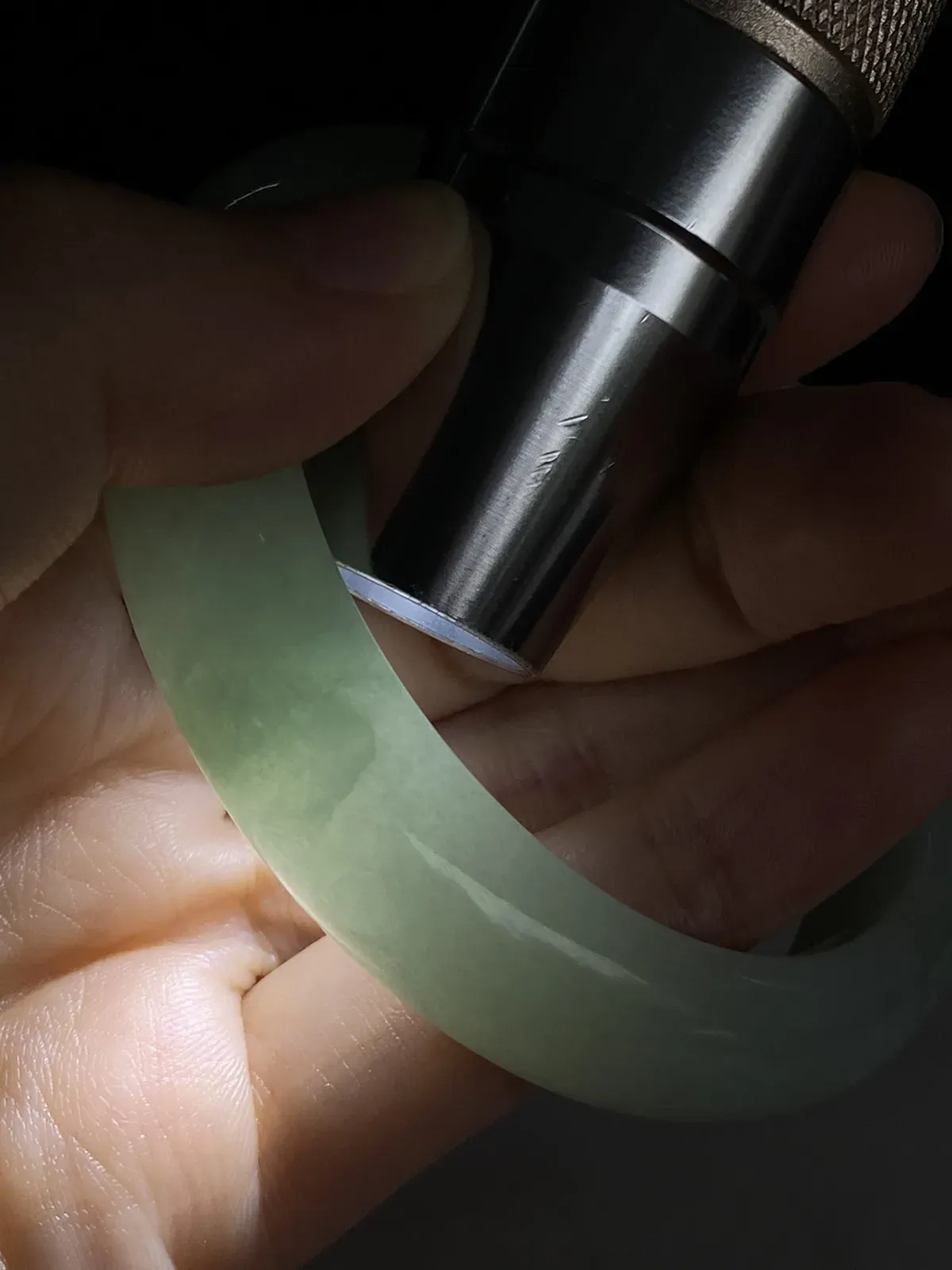 正圈54.9圈口，翡翠糯化种淡绿色手镯