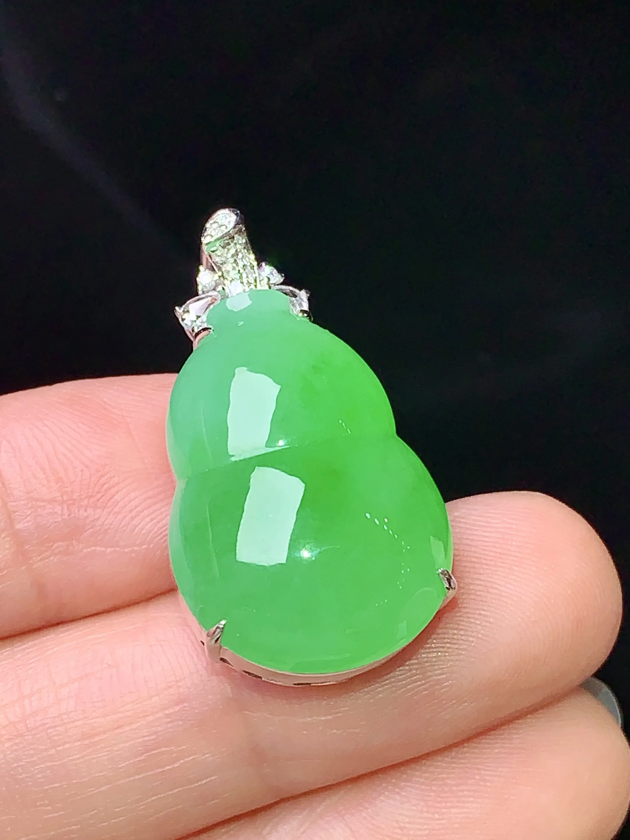 18k金钻镶嵌翠绿葫芦吊坠 玉质细腻 水润亮眼 色泽艳丽 整体尺寸29.5*16*9.7