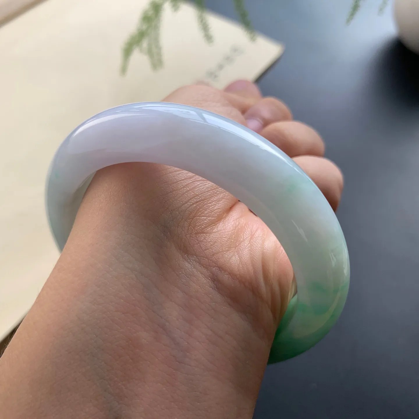 55.5圈口飘绿正圈手镯 尺寸：55.5-13-9.3，无纹裂，细腻光滑，色辣靓丽