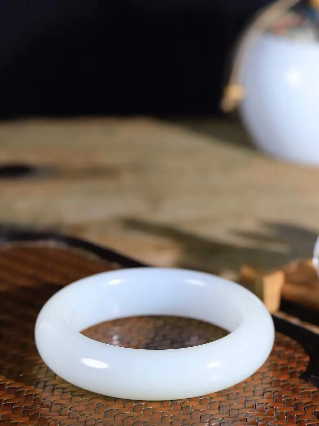 （柔情似水.手镯）

收藏级和田玉白玉手镯，玉质温润细腻，镯型饱满圆润，优雅知性，姽婳于幽静兮，又