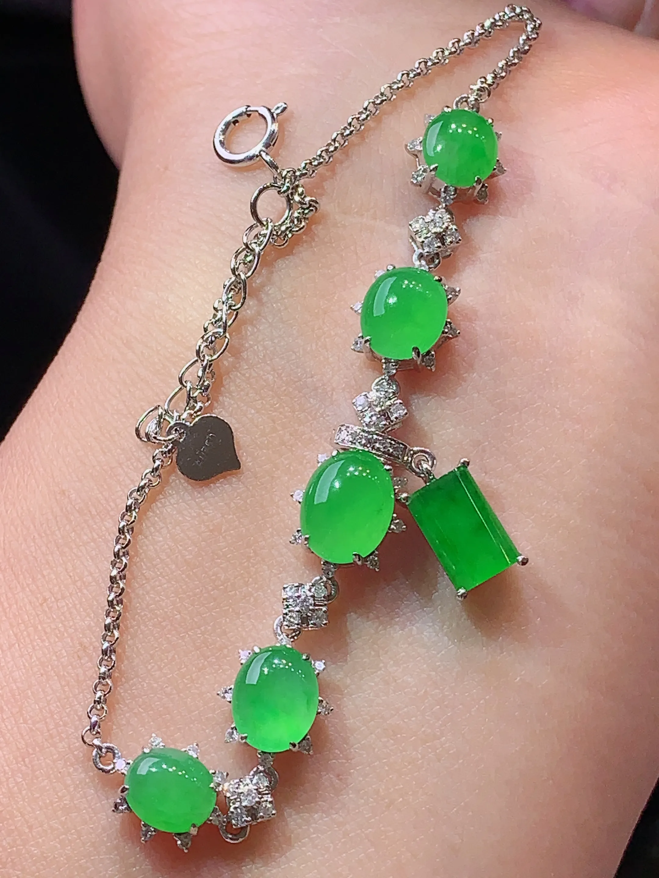 18k金钻镶嵌满绿蛋面吊坠两用款 玉质细腻 水润亮眼 色泽艳丽 整体尺寸66.8*8.5*5.7