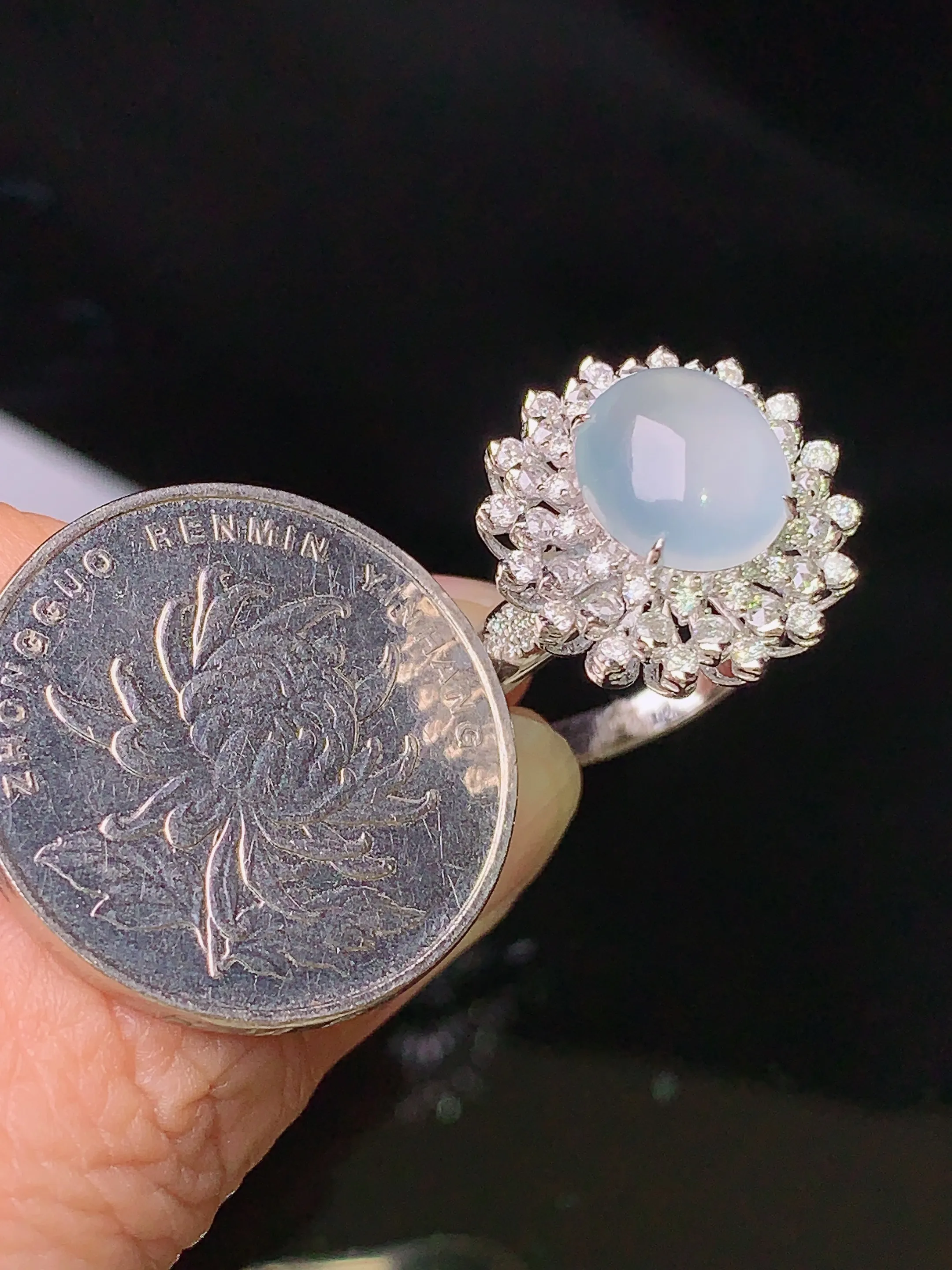 18k金钻镶嵌冰种蛋面戒指 玉质细腻 水润亮眼  圈口13 整体尺寸17.3*11.7