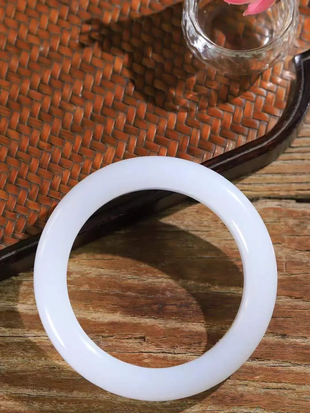 【婉约佳人.手镯】

收藏级️和田玉白玉手镯 玉质温润细腻 油性十足 手感舒适，高华雅逸，线条流畅