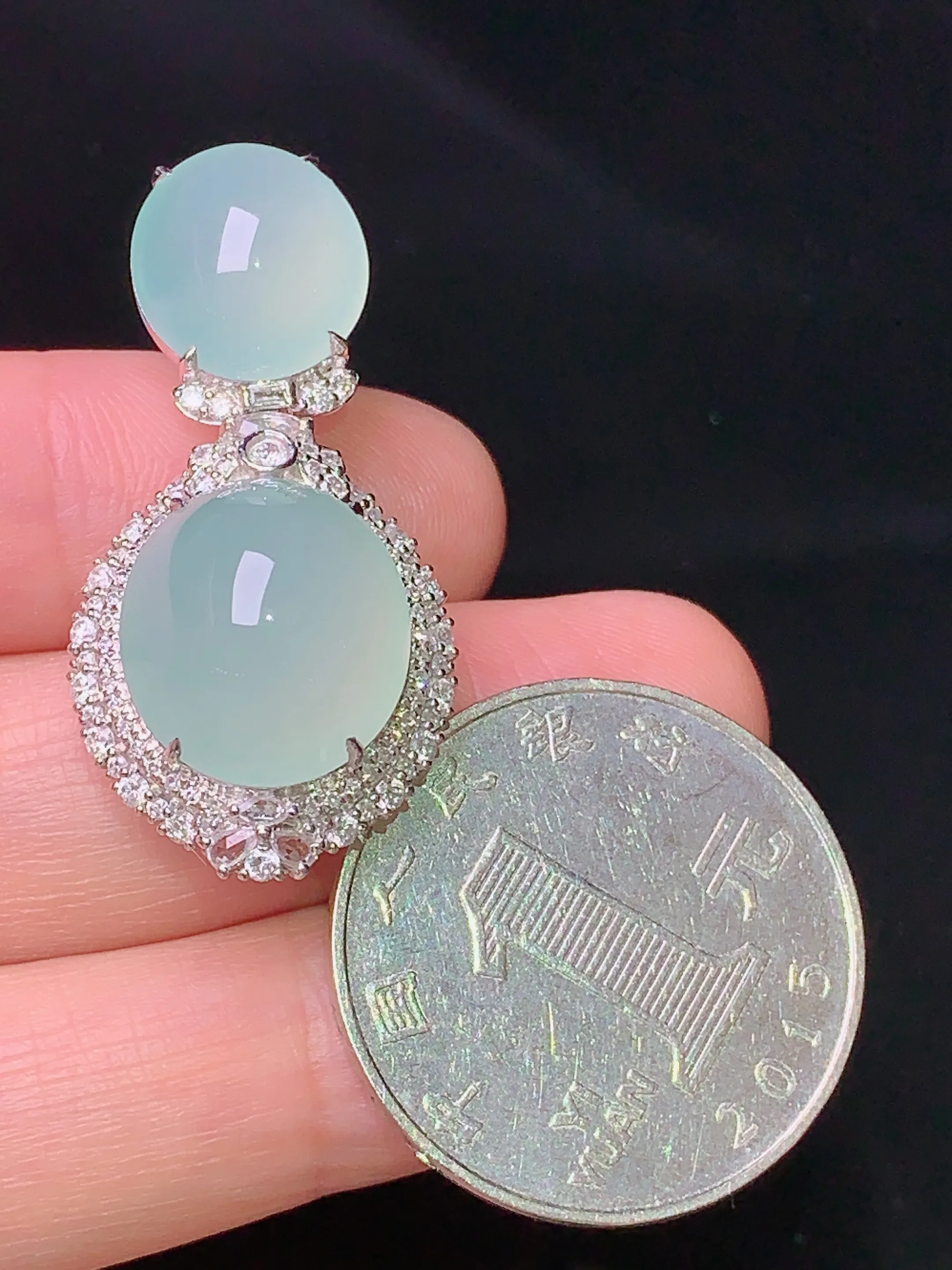 18k金钻镶嵌浅绿蛋面组合吊坠 玉质细腻 水润亮眼  整体尺寸35*17.5*12.8