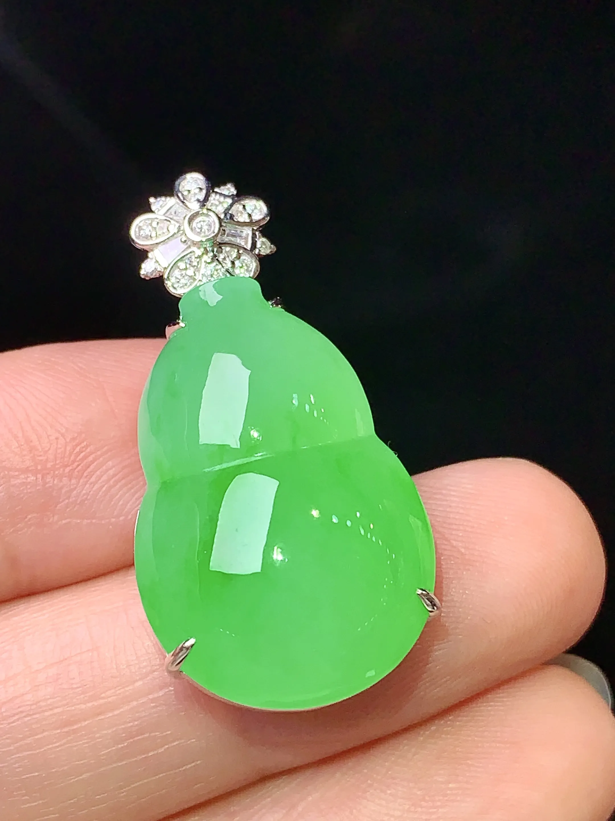 18k金钻镶嵌翠绿葫芦吊坠 玉质细腻 水润亮眼 色泽艳丽 整体尺寸32.2*16.2*9.8