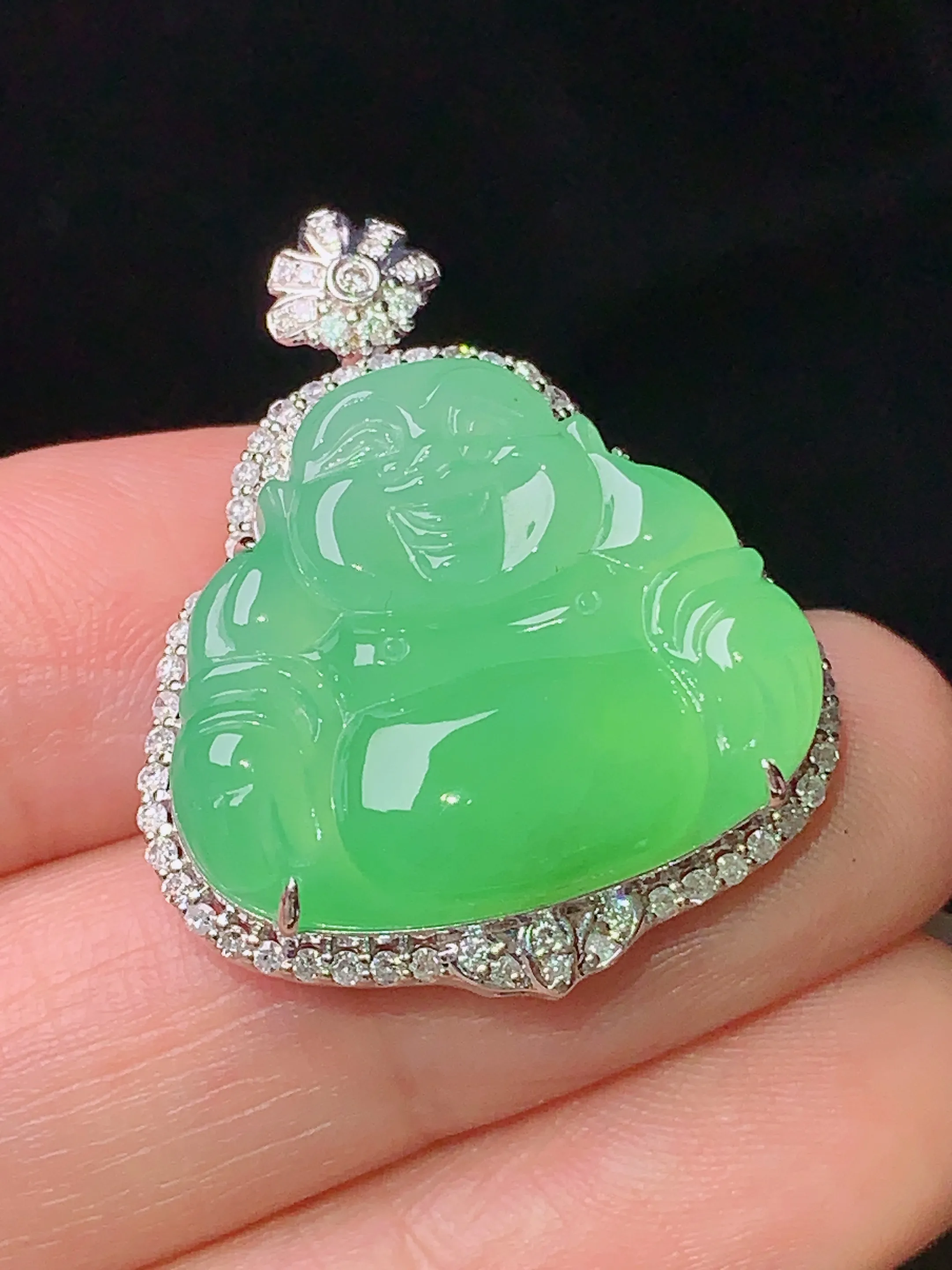 18k金钻镶嵌翠绿佛公吊坠 玉质细腻 水润亮眼 色泽艳丽 整体尺寸29.3*24*9