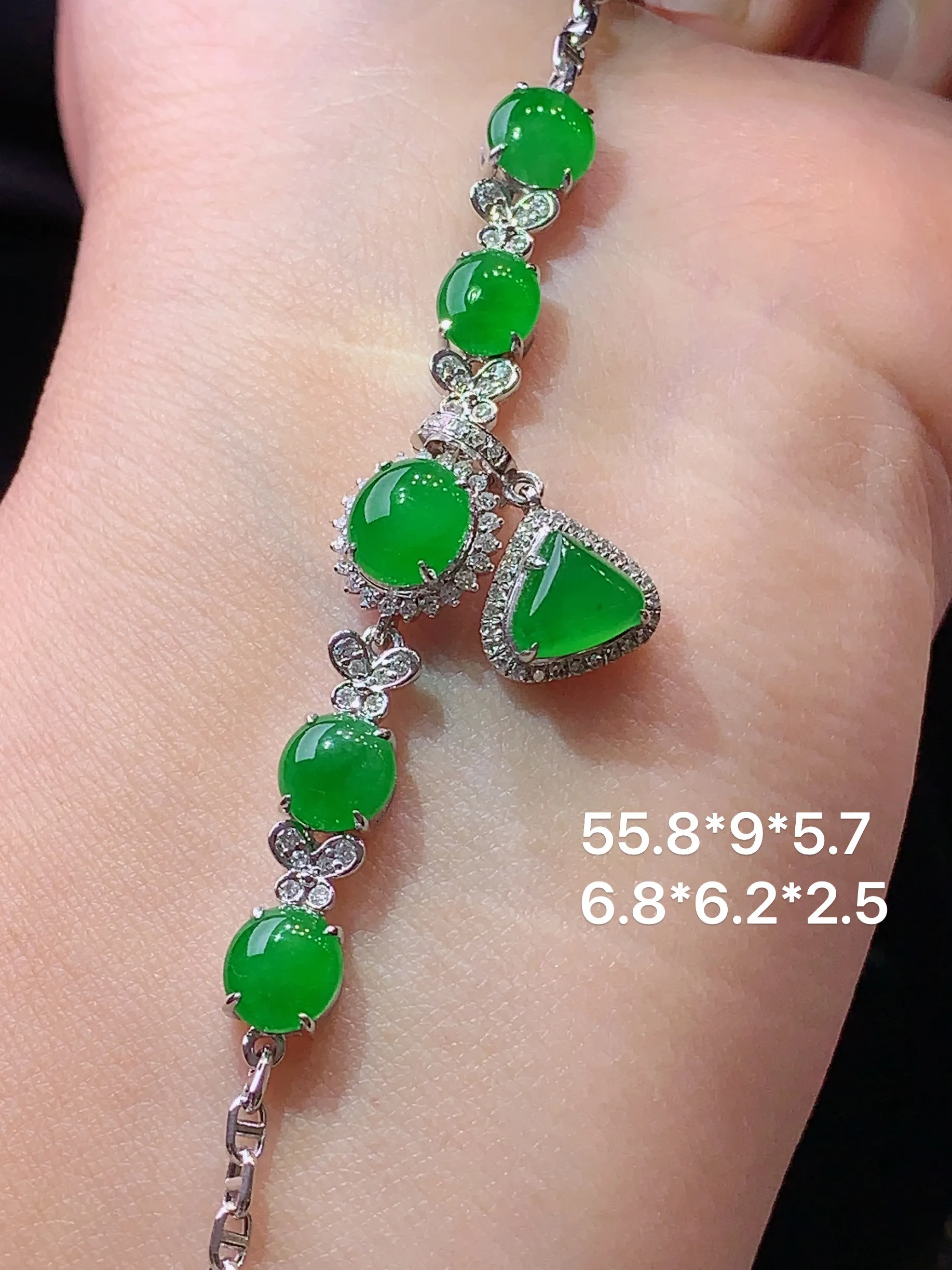 18k金钻镶嵌满绿蛋面吊坠两用款 玉质细腻 水润亮眼 色泽艳丽 整体尺寸55.8*9*5.7