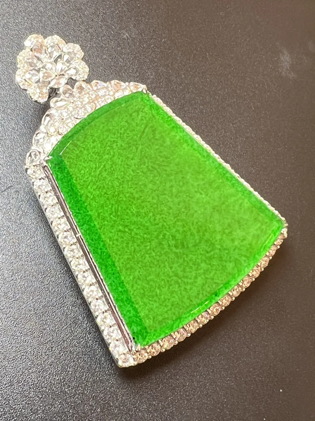 满绿大方牌配戴奢华霸气，色辣，整体尺寸52.2*35.8*13.5