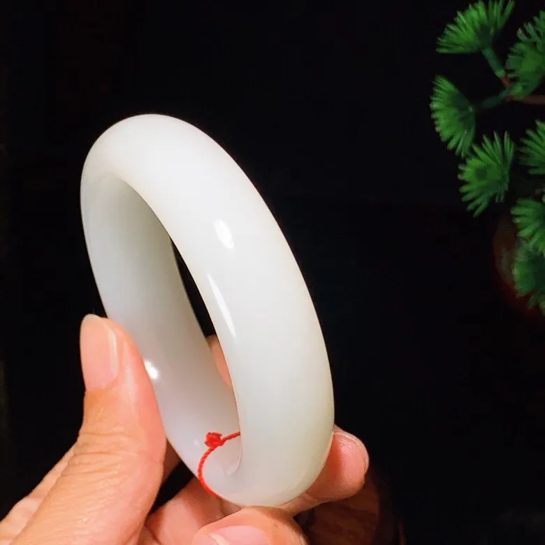 54.5圈口 新疆和田玉白玉羊脂白手镯   羊脂白玉宽版手镯。圈口54.5条宽16厚10重82.2克，白度一级。无裂无杂无结构 玉质细腻油润 底色纯净 脂粉好。结构好。品质好！lt251027