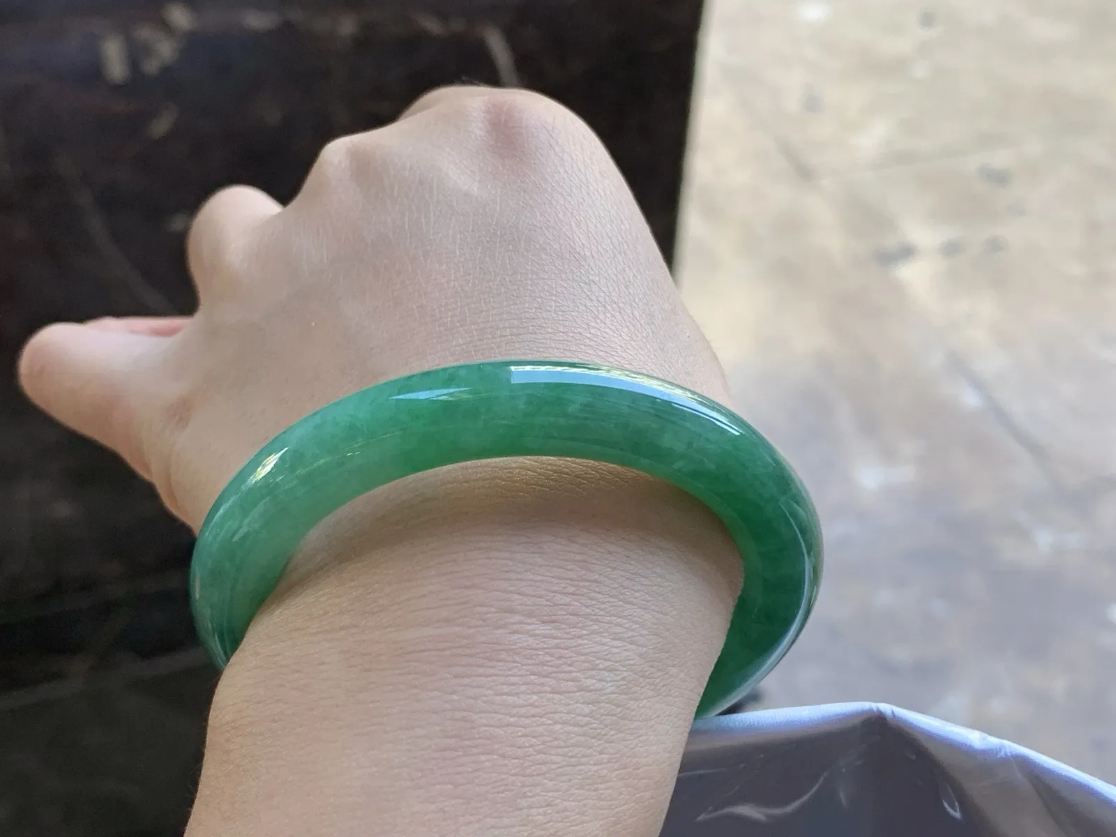 53-10

浓绿色圆条手镯^_^颜色鲜艳 玉质温润