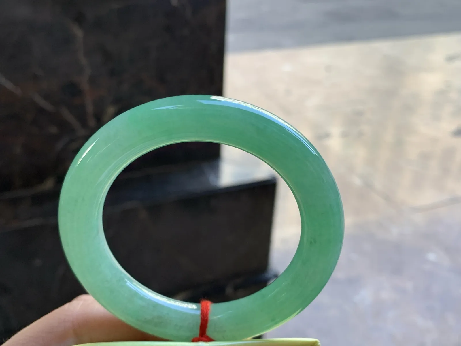 55.5-11.8

阳绿色圆条手镯^_^色阳 玉质温润