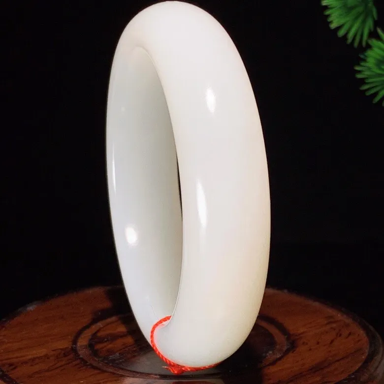 56圈口 新疆和田玉白玉羊脂白玉手镯   羊脂白玉宽版手镯。圈口56条宽17厚10玉质细腻油润 无裂无杂无结构。底色纯净 脂粉好。结构好。品质好！lt251027