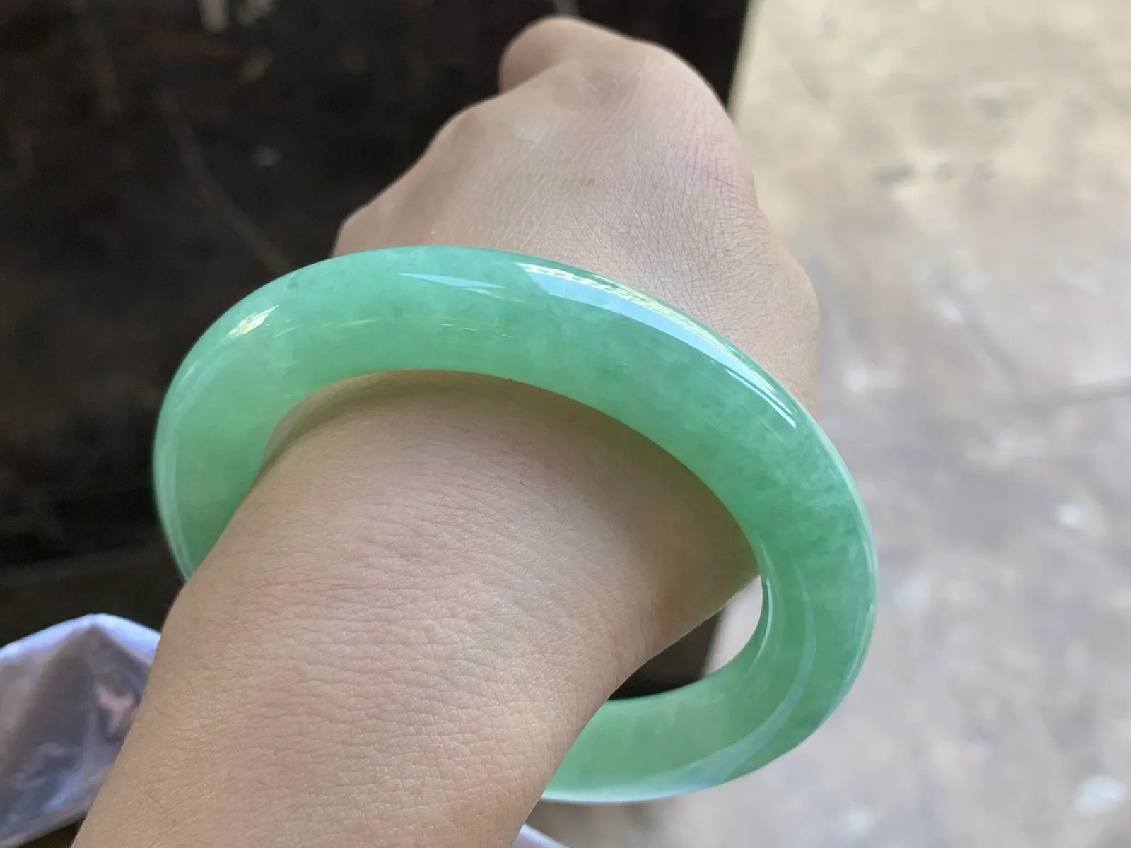 57-11.7

阳绿色圆条手镯^_^色阳 玉质温润