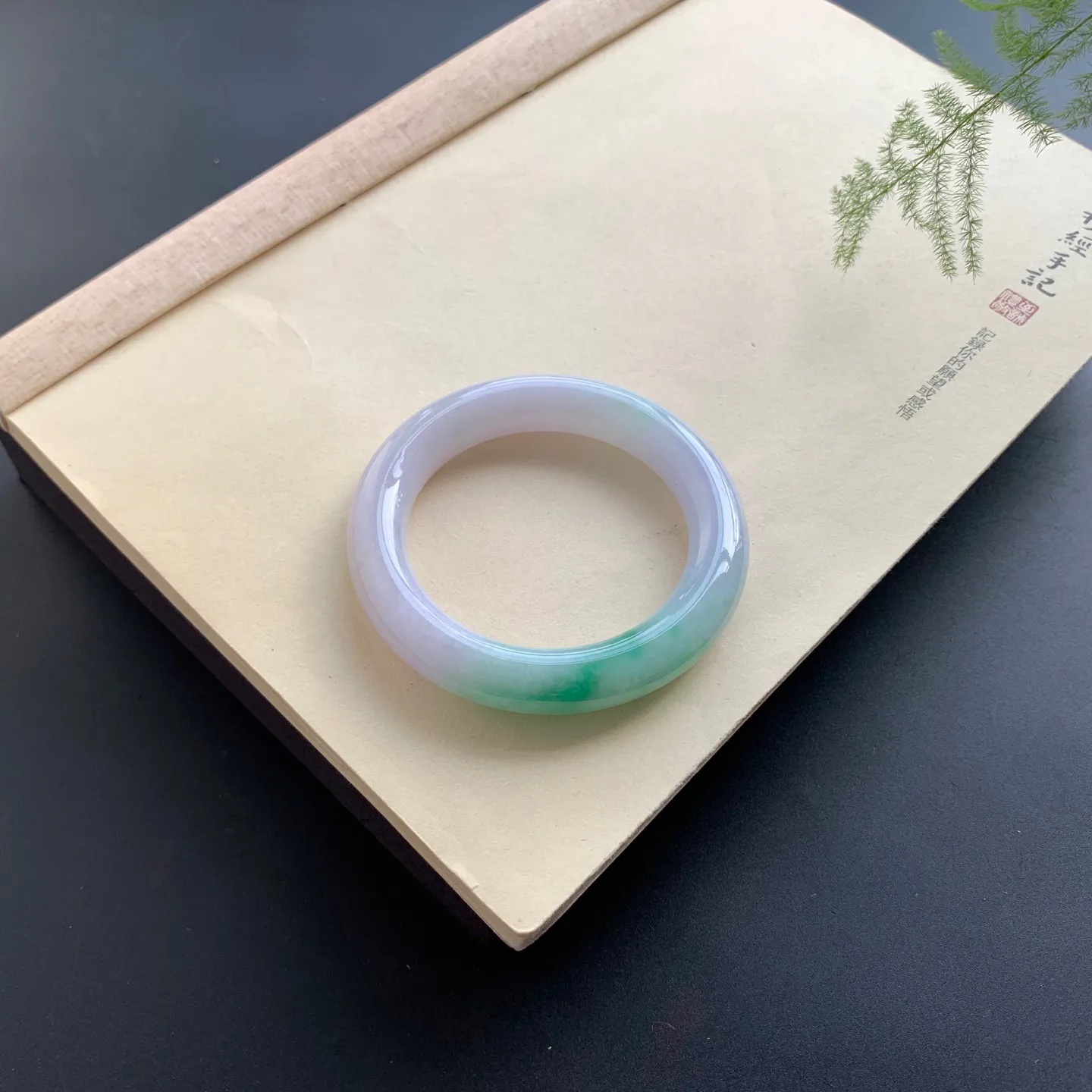 56圈口飘绿圆条手镯 尺寸：56-12-11.6，无纹裂，色泽靓丽，细腻光滑